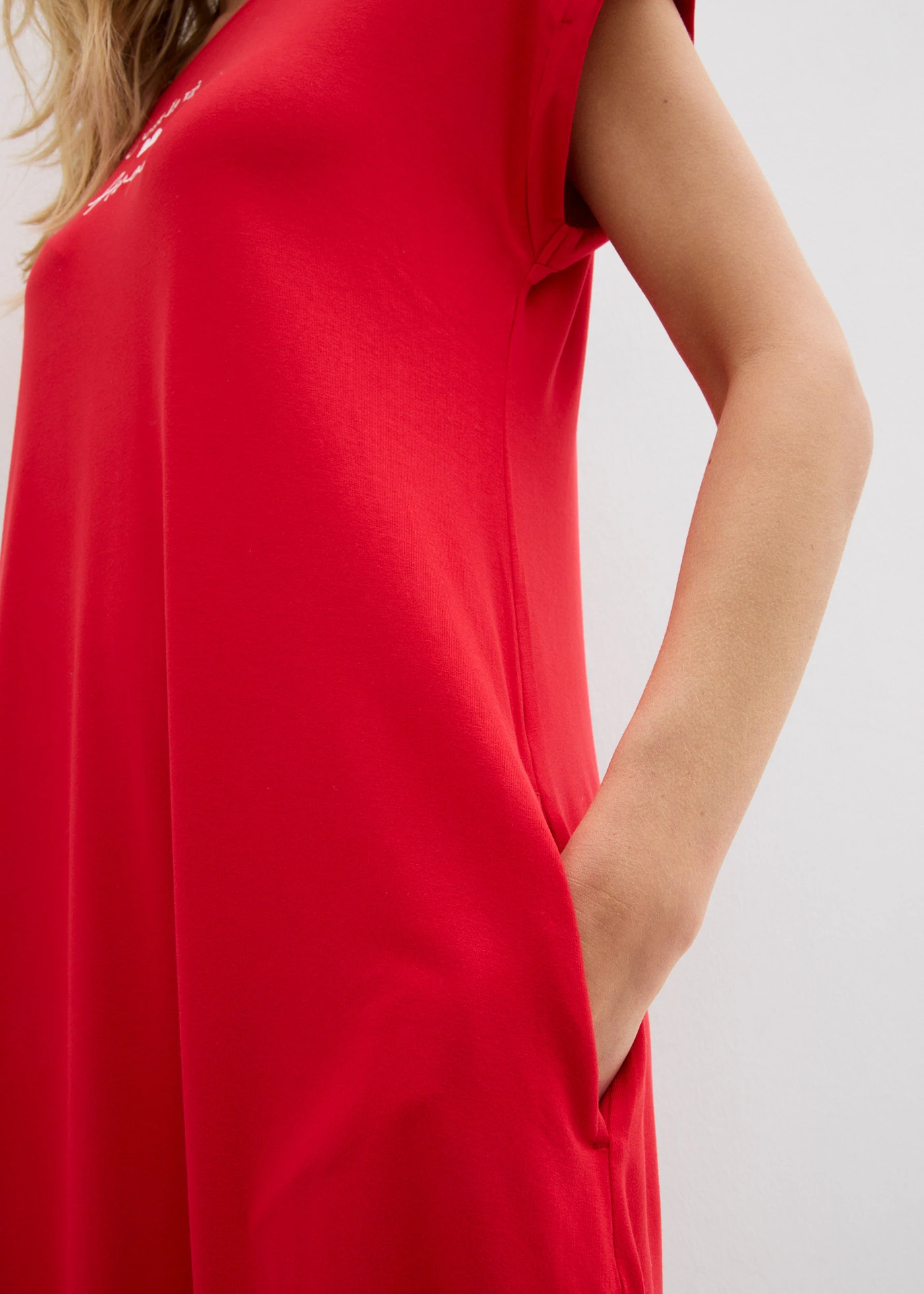 Jersey jurk met borduursel in een vicose-elastanmix • tomatenrood • bonprix online shop