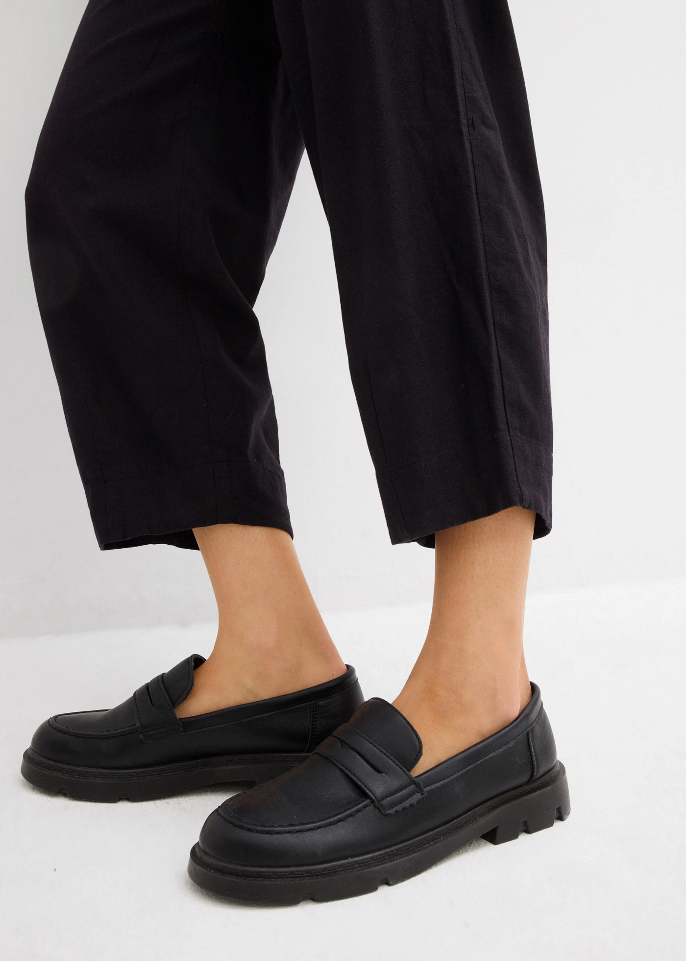 Pantaloni cu talie elastică, lungime 7/8, cu in • negru • magazin bonprix