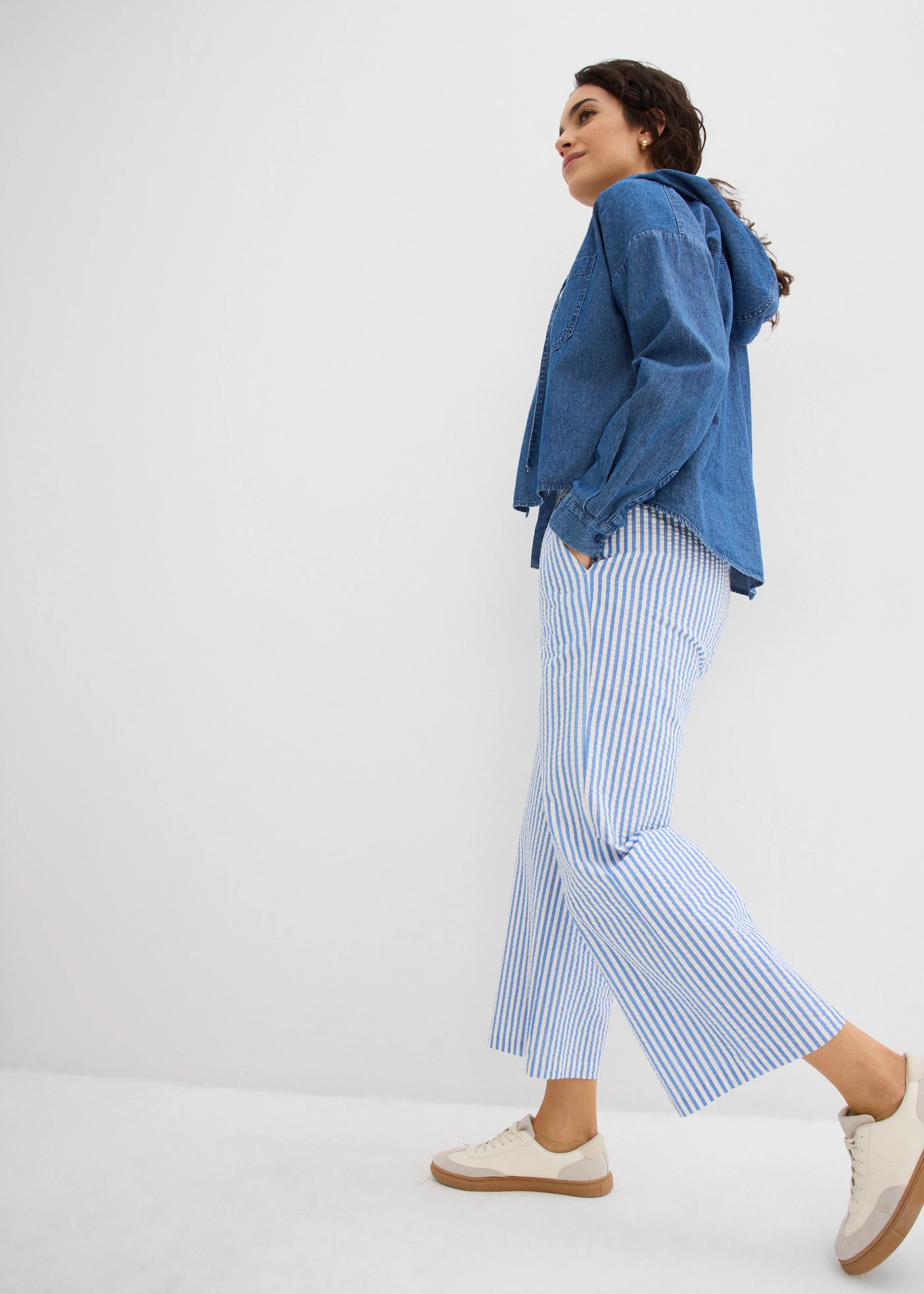 Palazzo kalhoty ze seersuckeru, 7/8 délka • ledovcově modrá/přírodní bílá • bonprix obchod