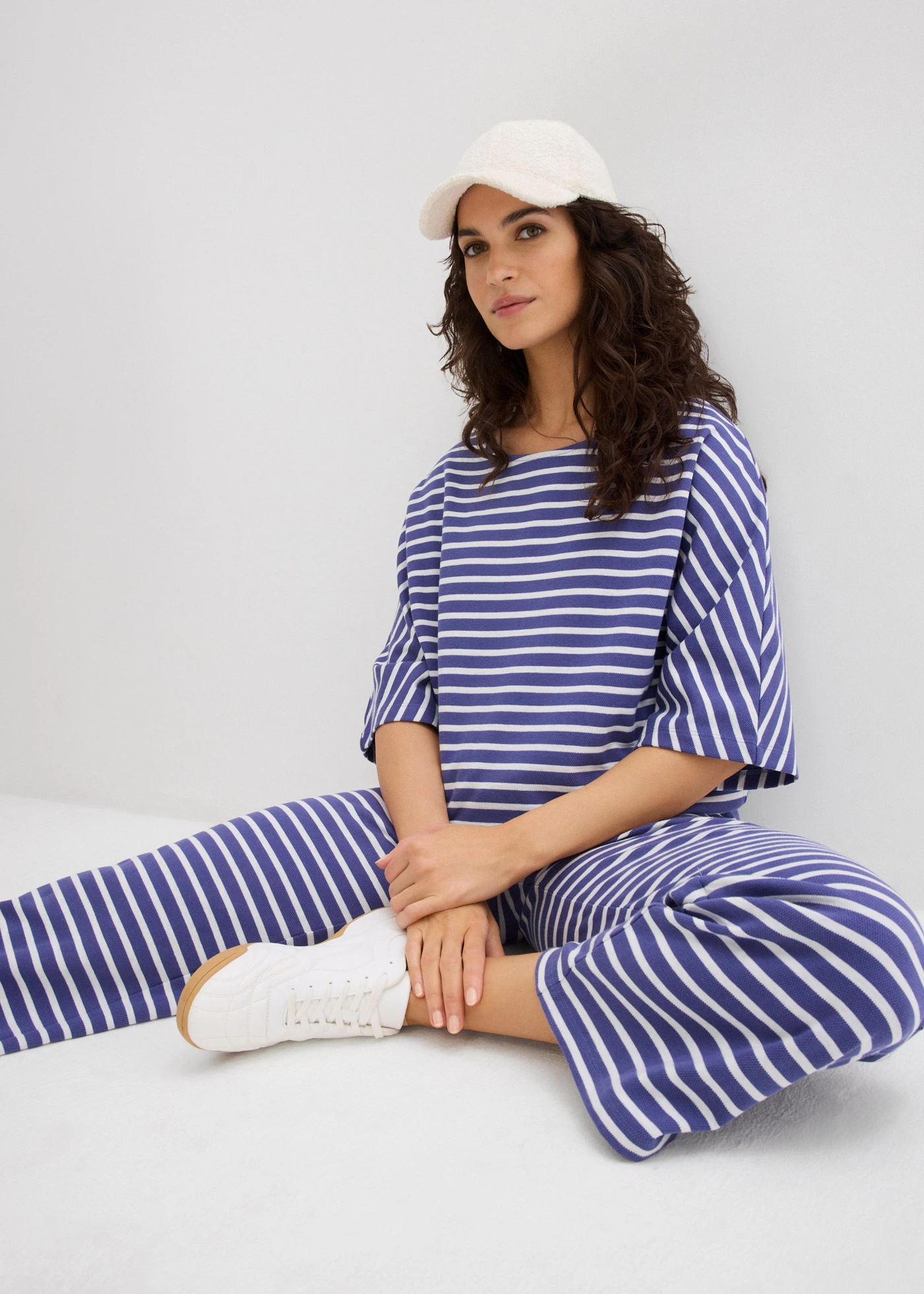 Pantalon sweat en coton texturé • bleu-violet-écru rayé • Boutique bonprix