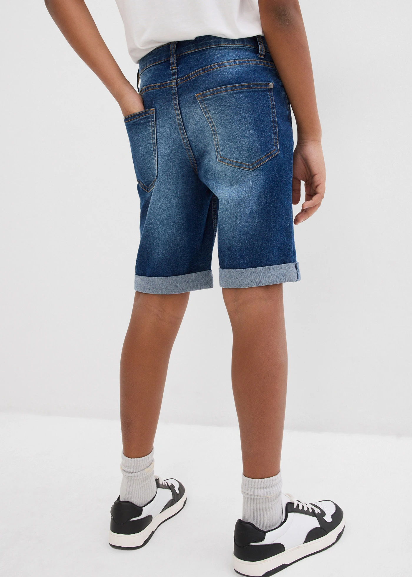 Bermudy jeansowe chłopięce ze stretchem, z regulowanym paskiem, slim fit • niebieski denim • sklep bonprix