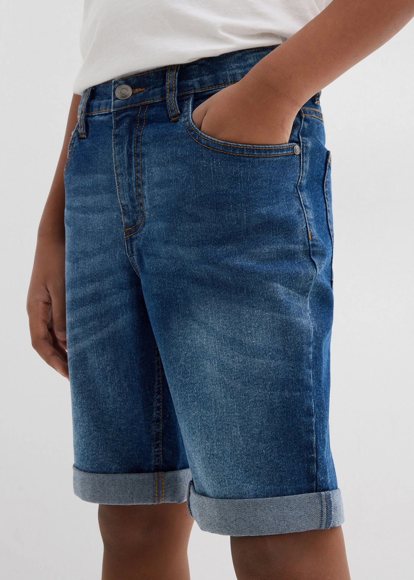 Bermudy jeansowe chłopięce ze stretchem, z regulowanym paskiem, slim fit • niebieski denim • sklep bonprix