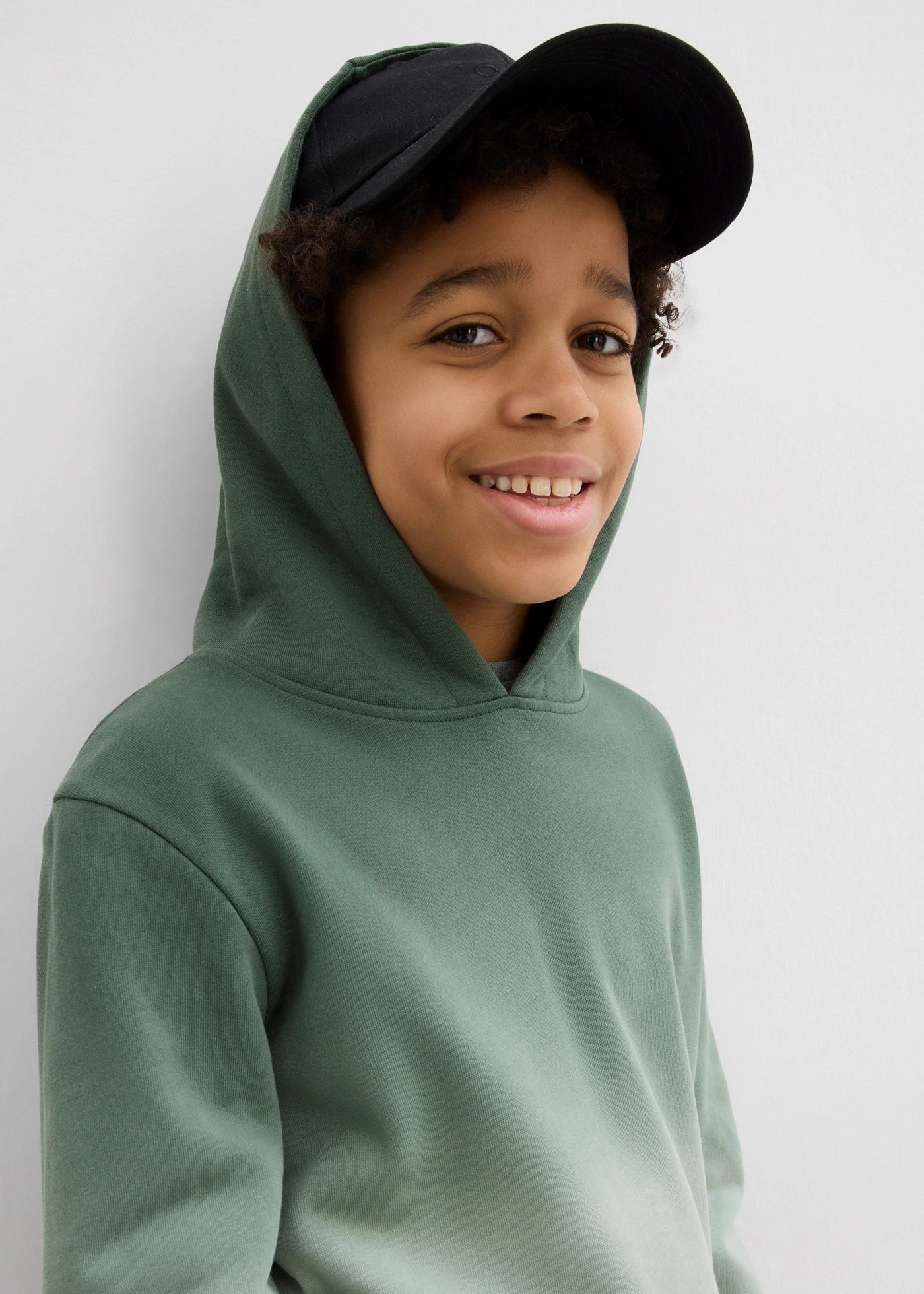 Sweat à capuche effet ombré • vert feuille-vert fumé • Boutique bonprix