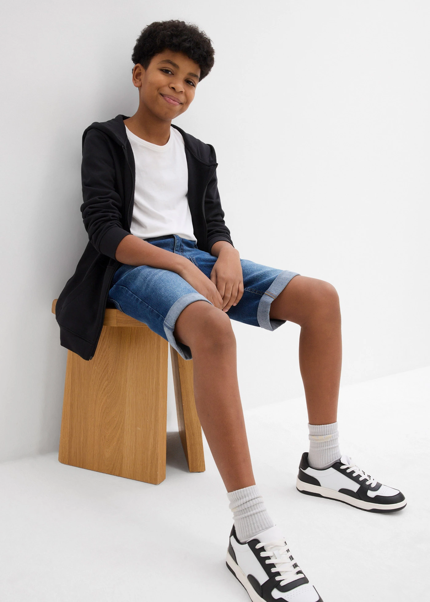 Strečové džínové bermudy s nastavitelným pasem, Slim Fit • modrý denim • bonprix obchod