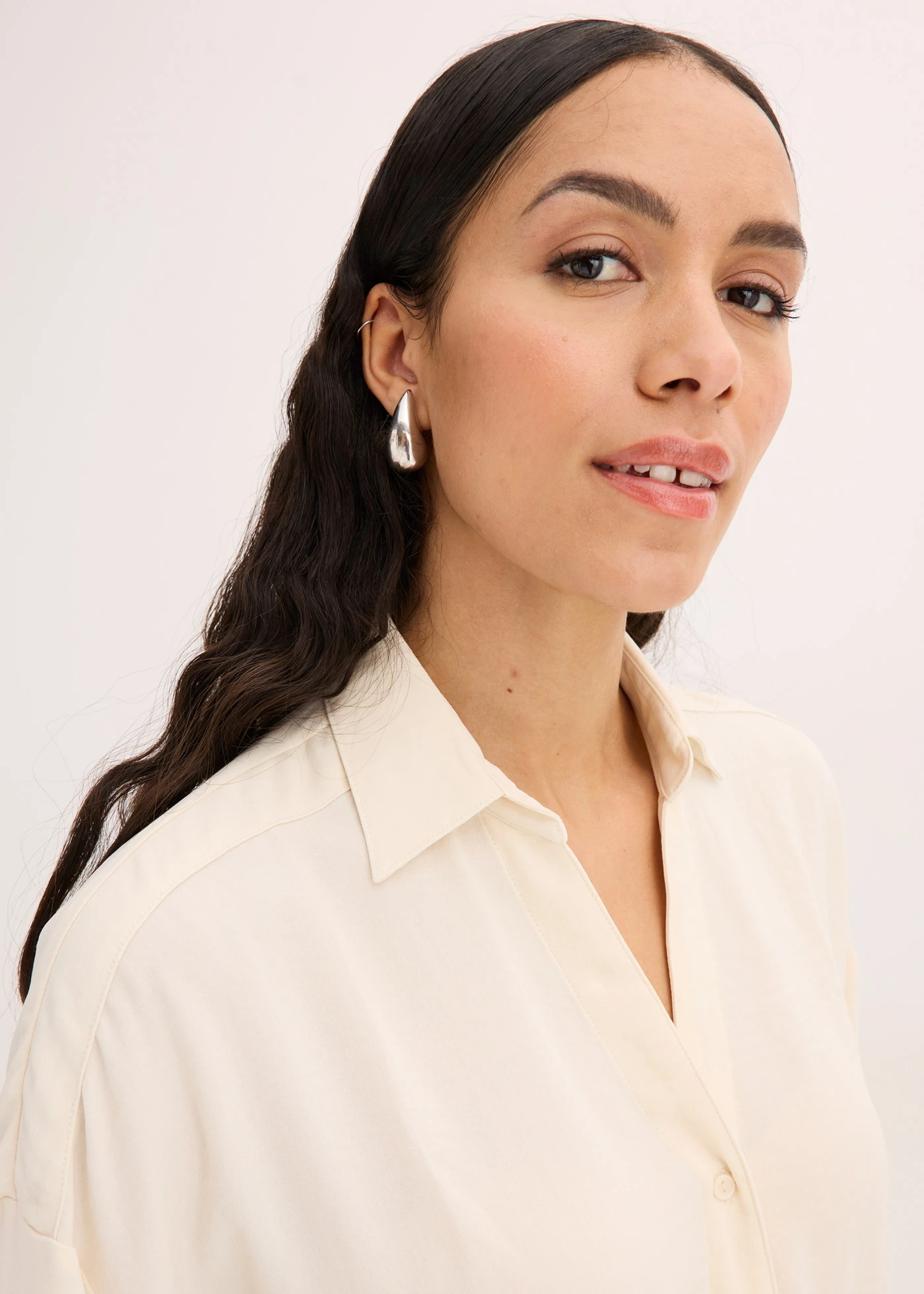 Halenka z lehkého krepu • béžová • bonprix obchod