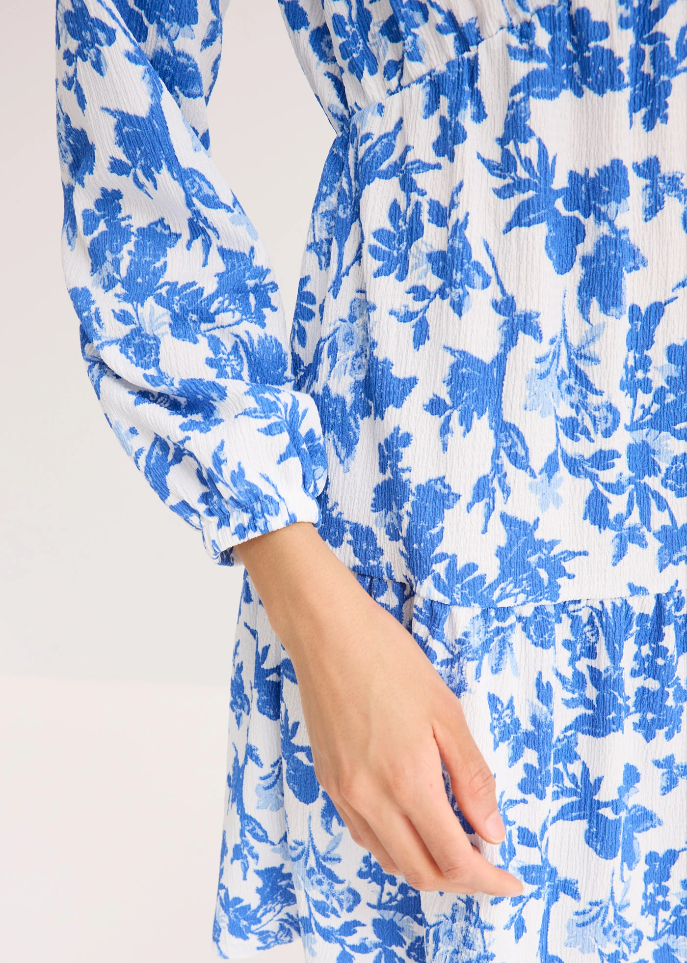 Robe imprimée en jersey • blanc-bleu glacier floral • Boutique bonprix