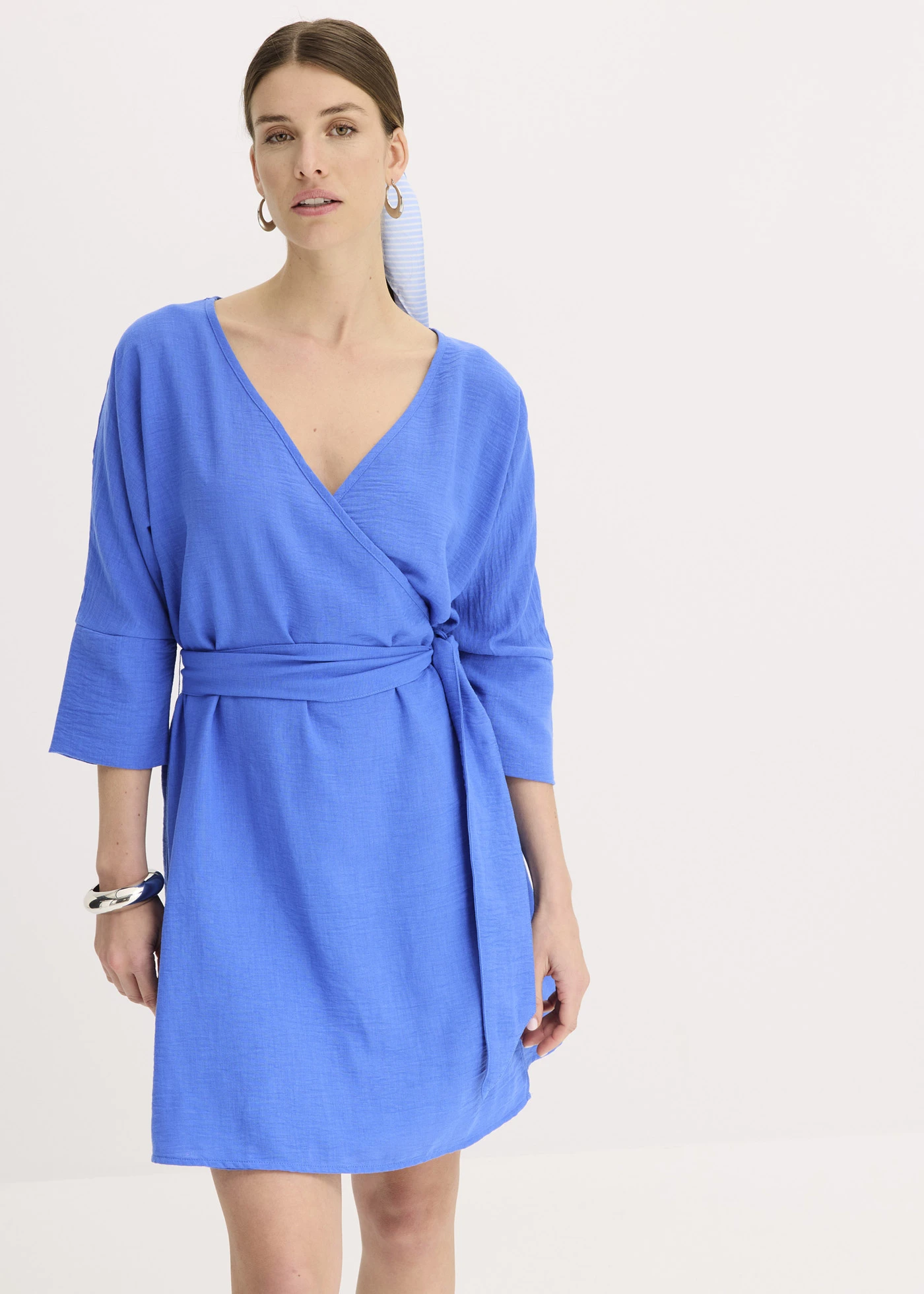 Mini jurk met riem in wikkellook • gletsjerblauw • bonprix online shop