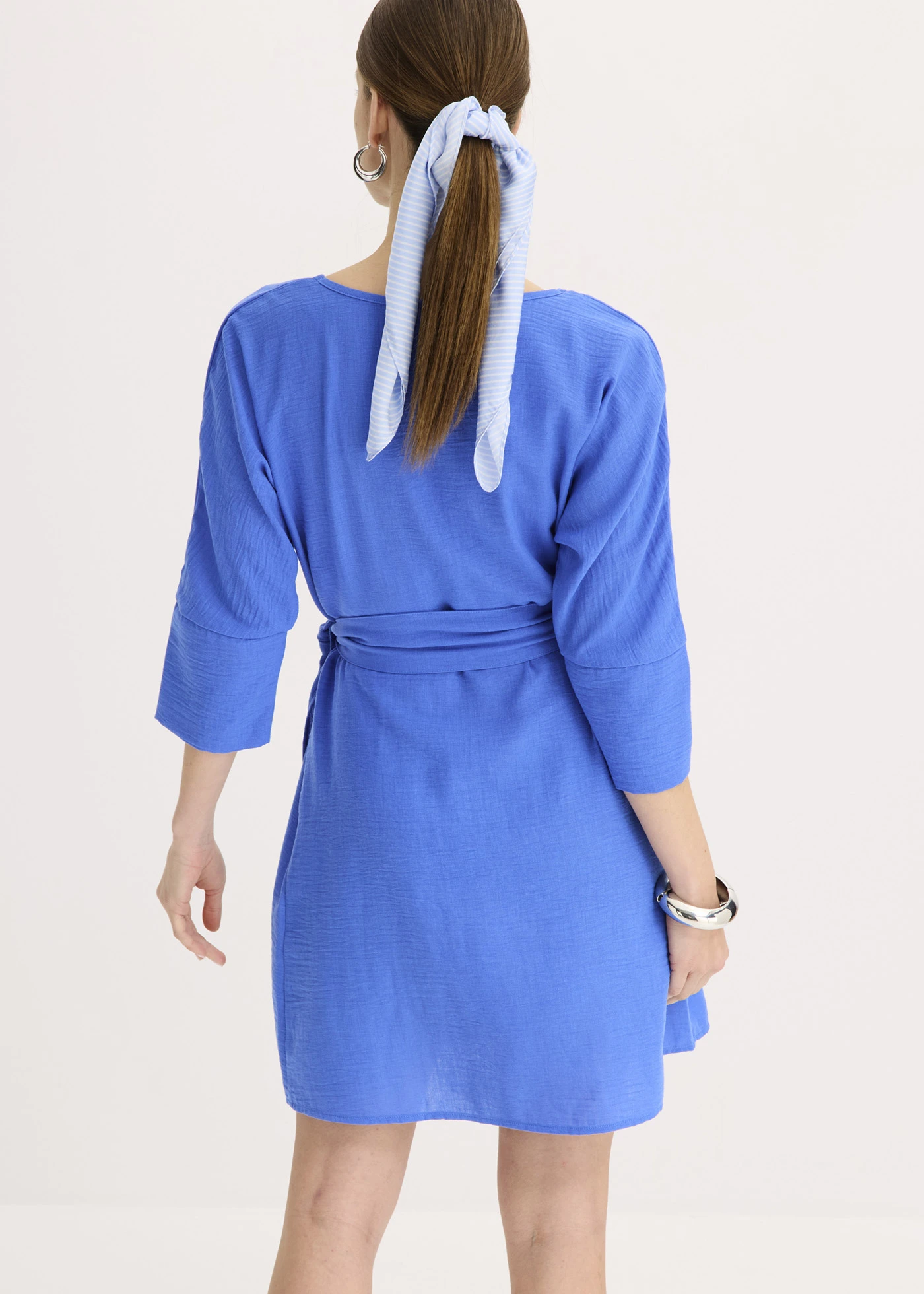 Mini jurk met riem in wikkellook • gletsjerblauw • bonprix online shop