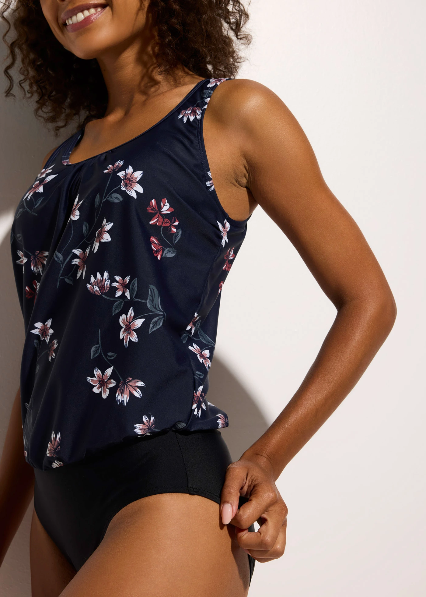 Badpak met gerecycled polyamide • diepblauw gebloemd • bonprix online shop