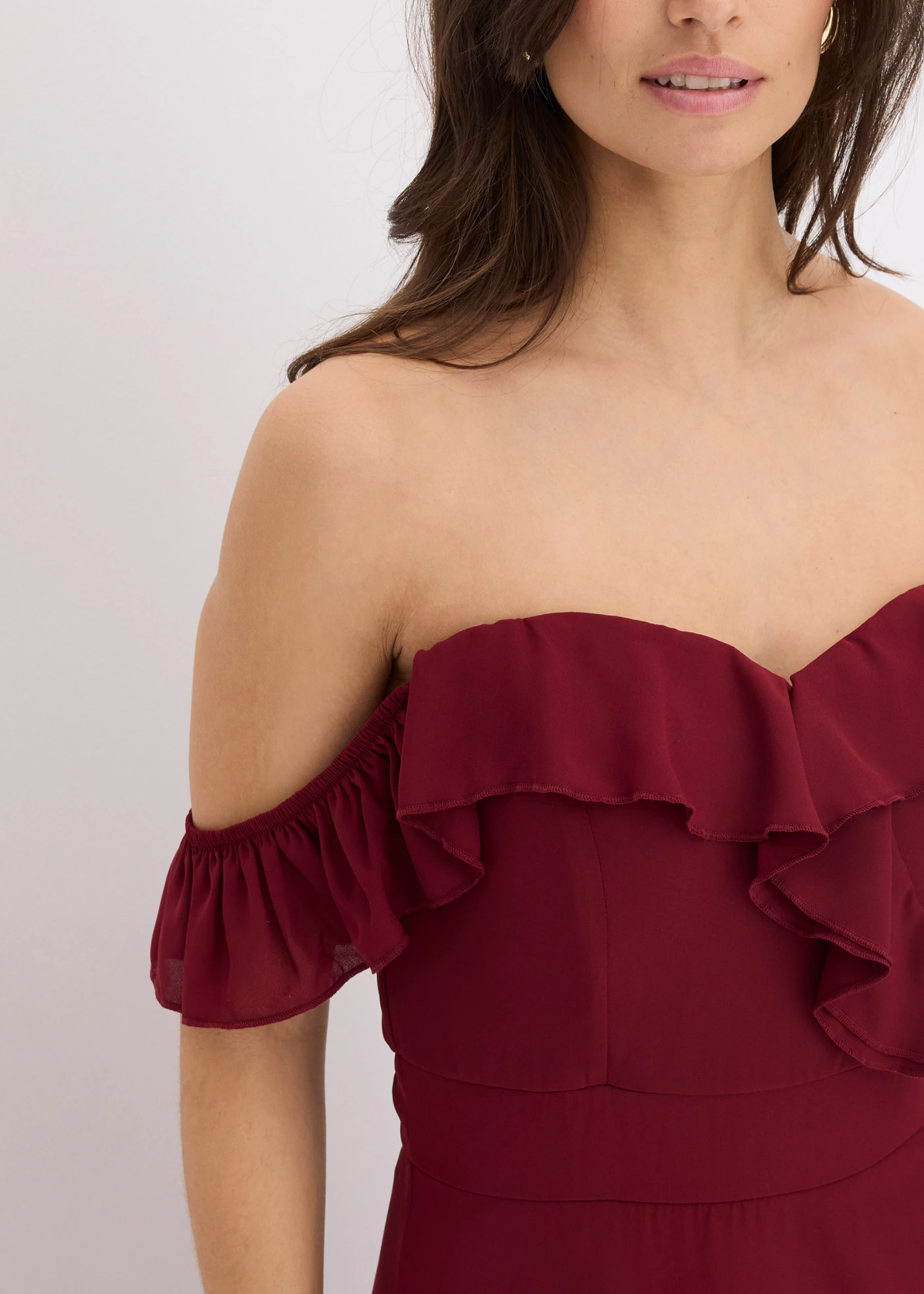 Robe encolure Bardot à volants • rouge rubis • Boutique bonprix