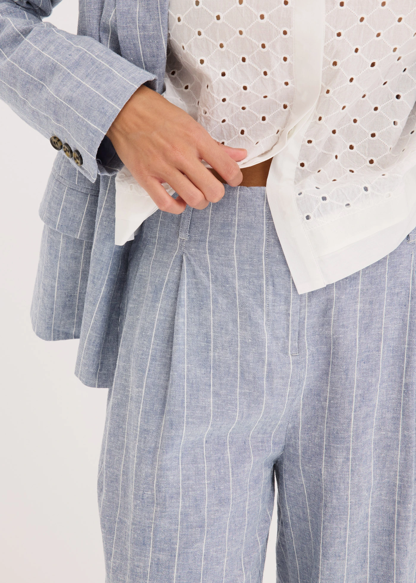 Spodnie z zakładkami, z domieszką lnu • niebieski dymny-biel wełny w paski • sklep bonprix