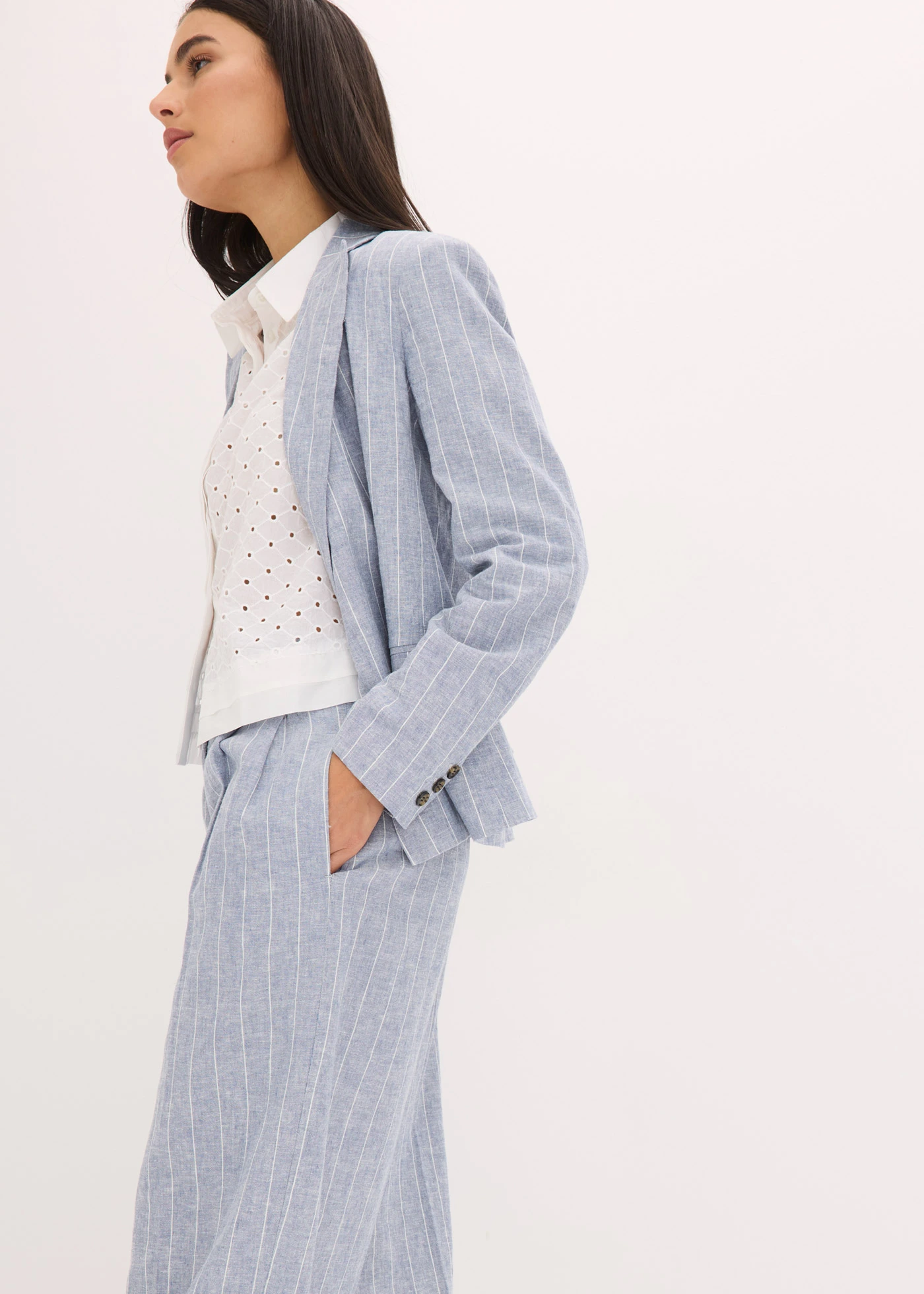 Nohavice so záhybmi na páse, s podielom plátna • dymovo modrá-biela vlna pásikovaná • obchod bonprix