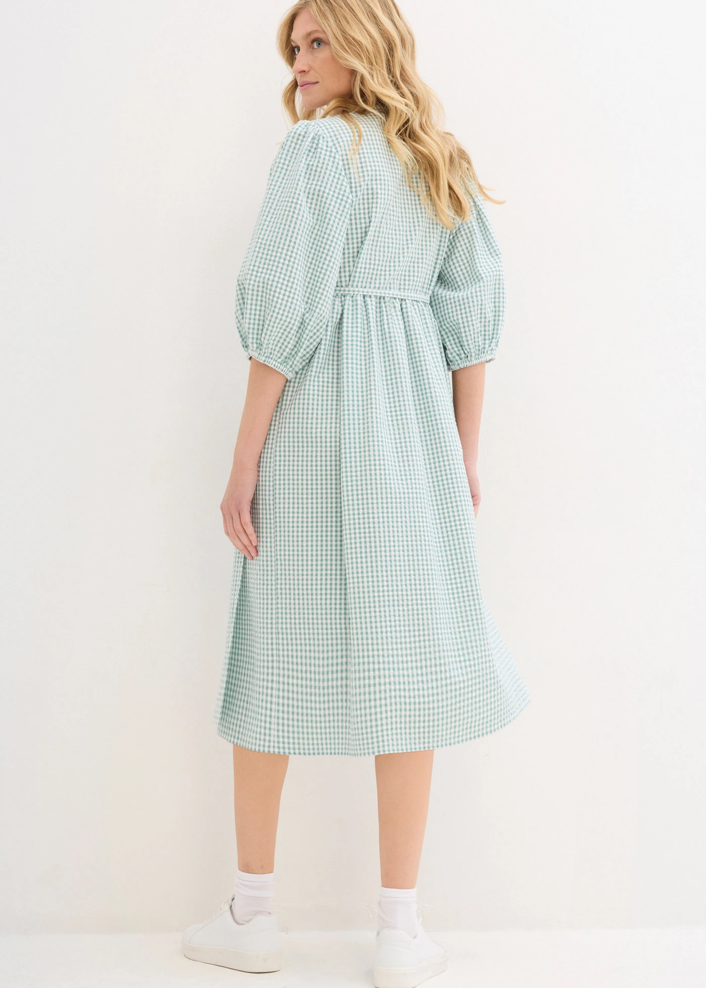 Zavinovací šaty ze strukturovaného materiálu • kouřově šalvějově zeleno-přírodní bílá kostkovaná • bonprix obchod