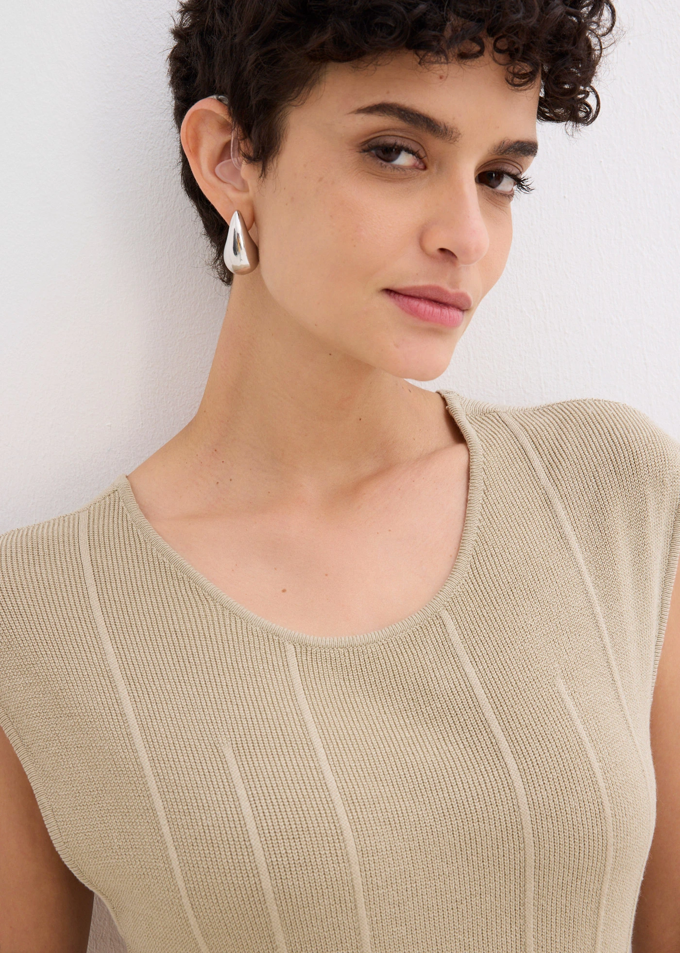 Přiléhavé pletené šaty ze směsi s viskózou • matně rákosová • bonprix obchod