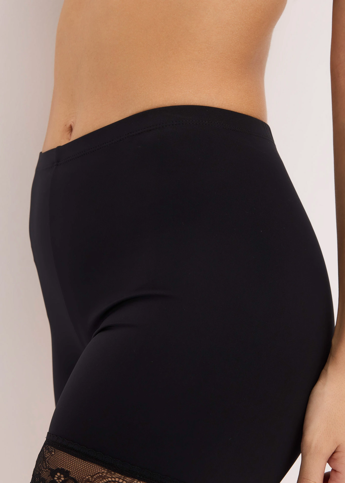 Niet schurende biker short van polyamide met kant aan de pijpjes • zwart • bonprix online shop