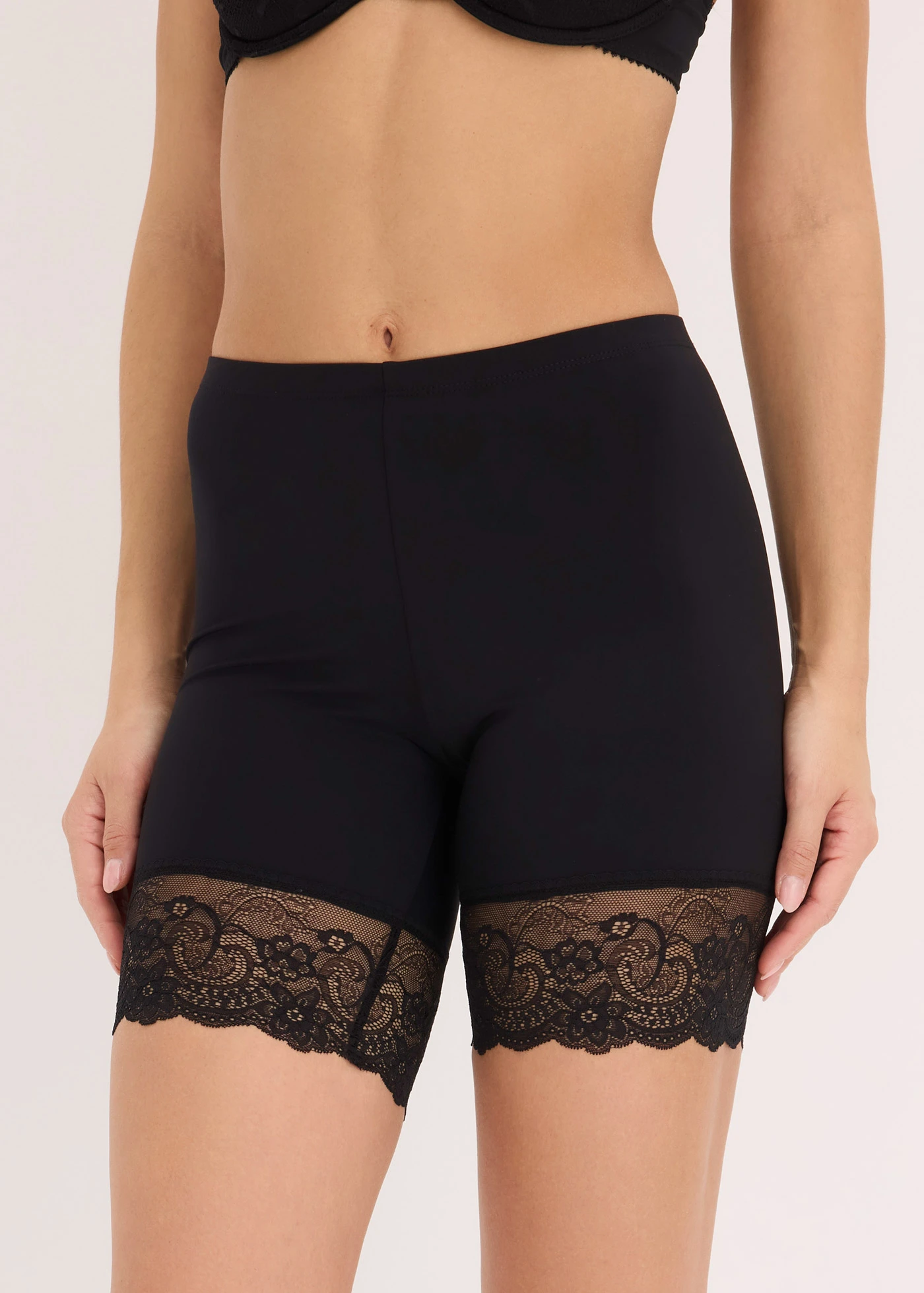 Niet schurende biker short van polyamide met kant aan de pijpjes • zwart • bonprix online shop