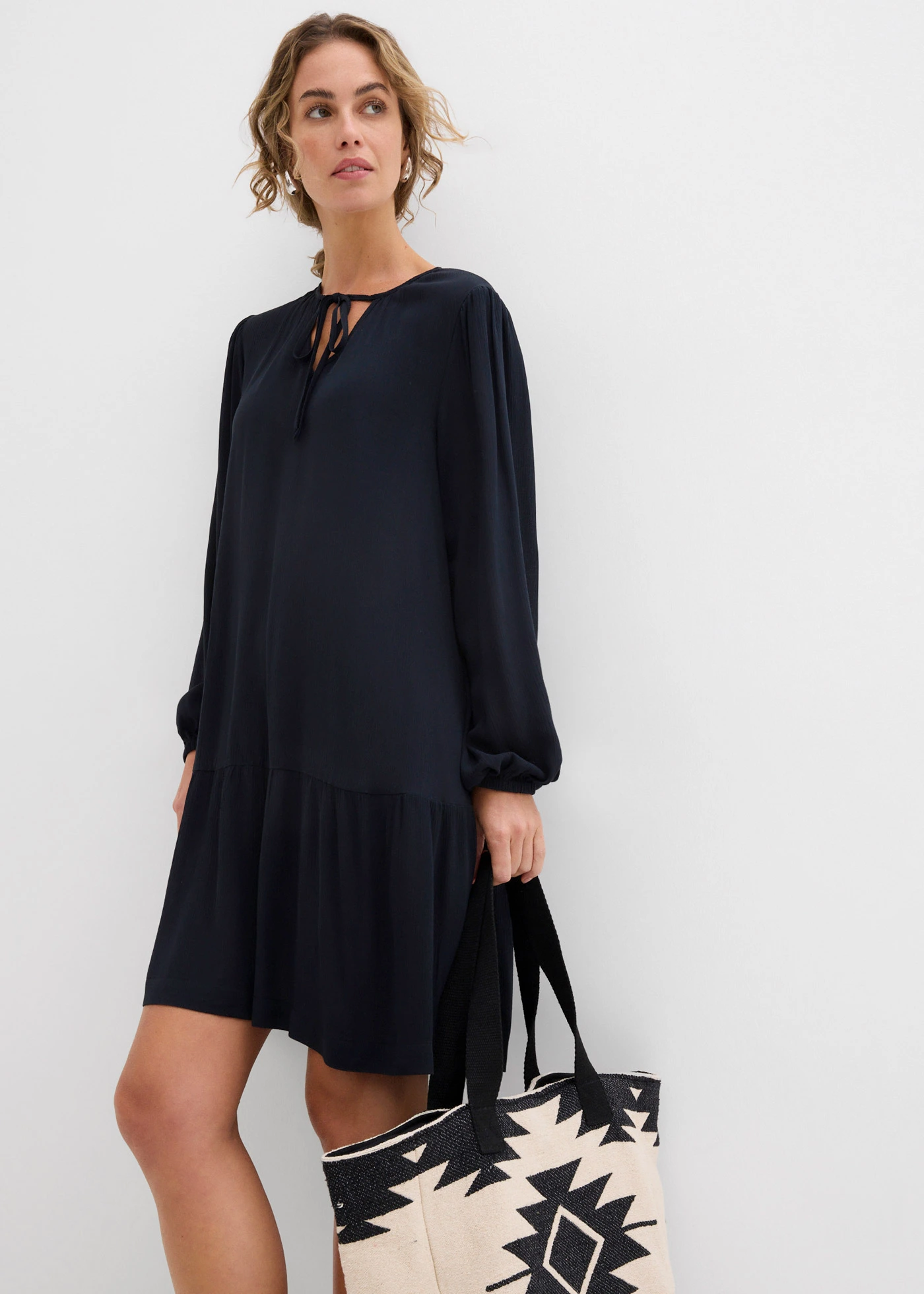 Tunikové šaty ze splývavé viskózy • černá • bonprix obchod