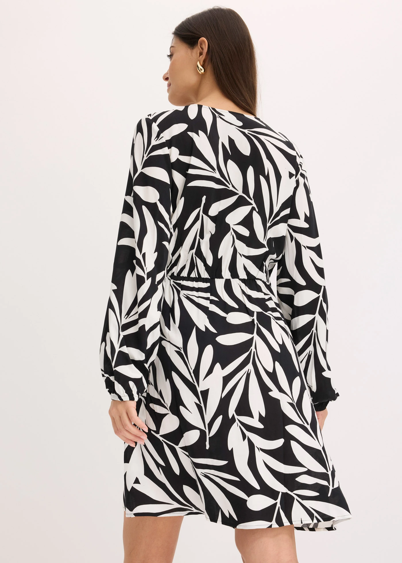 Wikkeljurk met print van vloeiende viscose • zwart/wolwit gebloemd • bonprix online shop