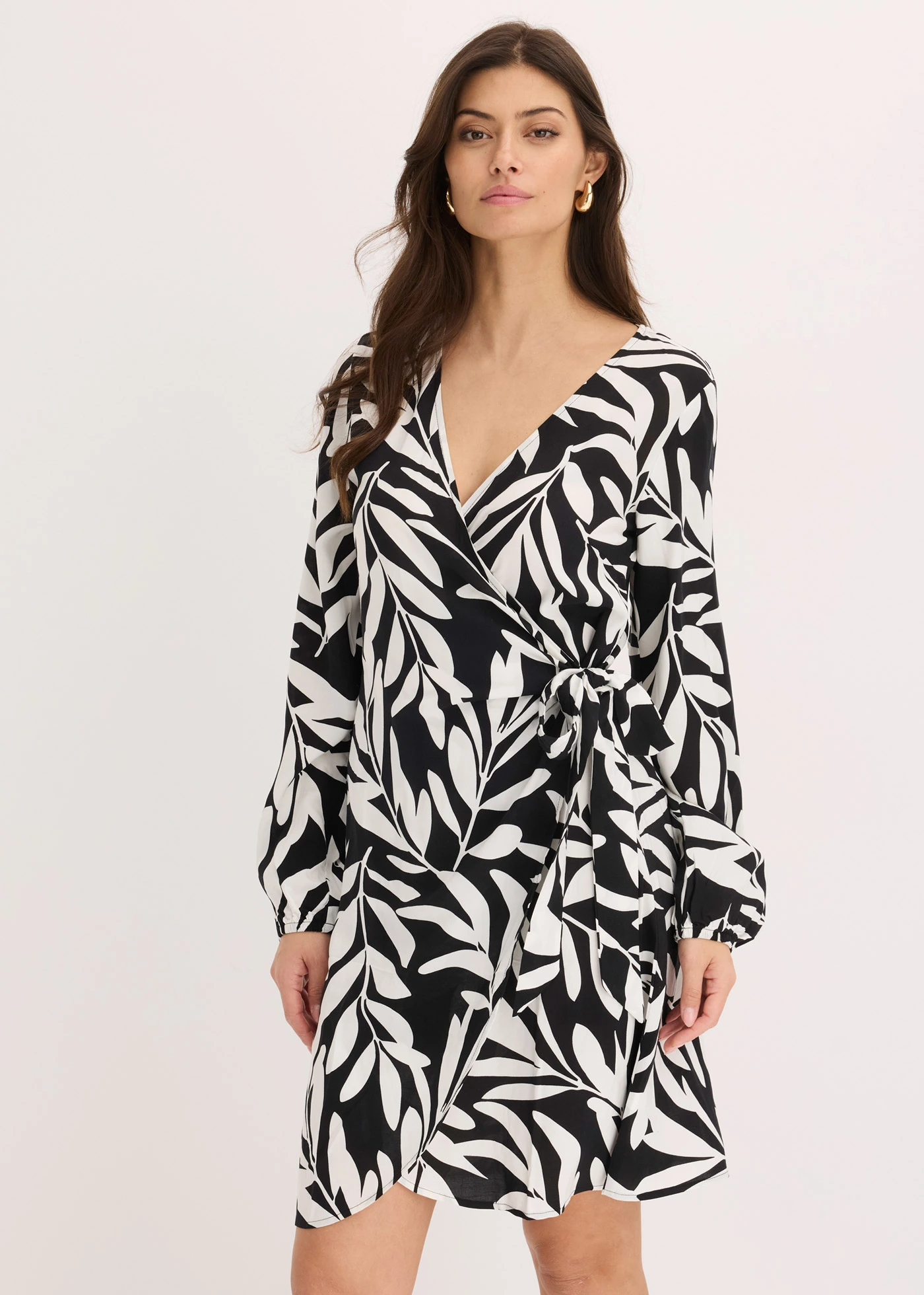 Wikkeljurk met print van vloeiende viscose • zwart/wolwit gebloemd • bonprix online shop