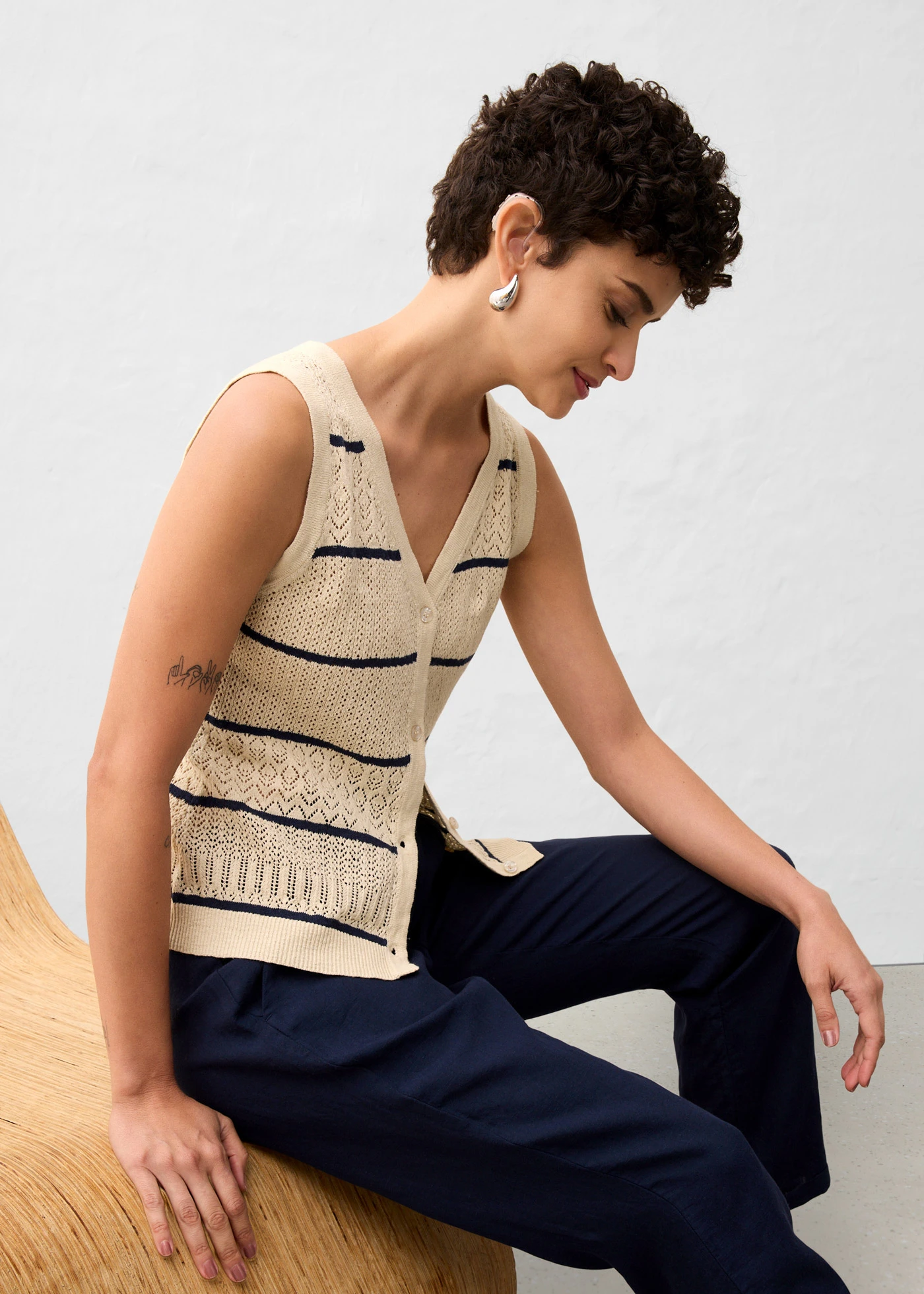 Gilet sans manches en maille ajourée avec lin • sable clair/bleu foncé • Boutique bonprix