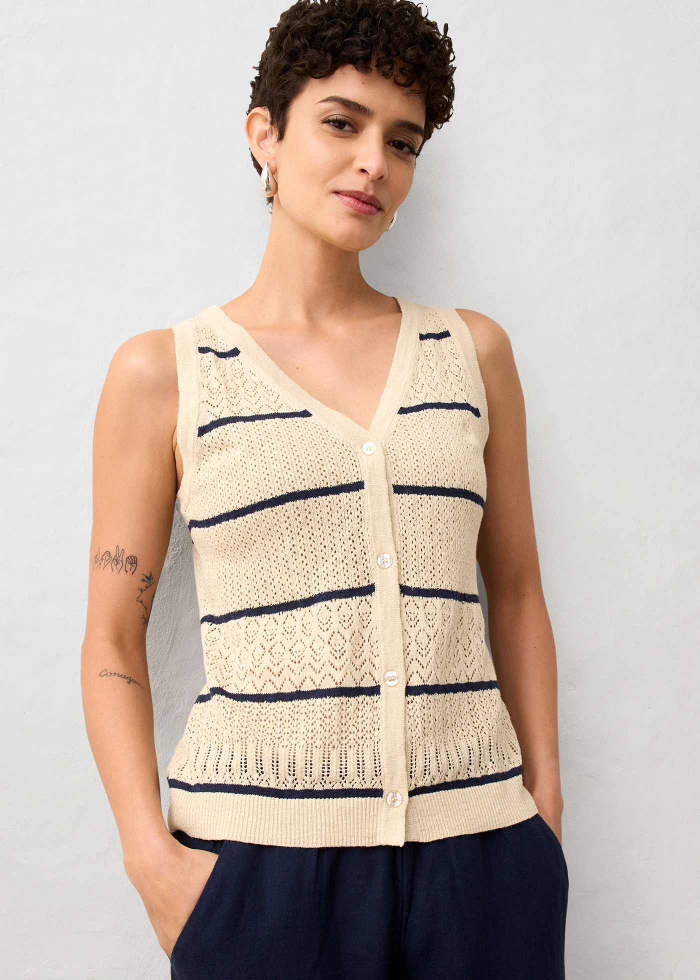 Gilet sans manches en maille ajourée avec lin • sable clair/bleu foncé • Boutique bonprix