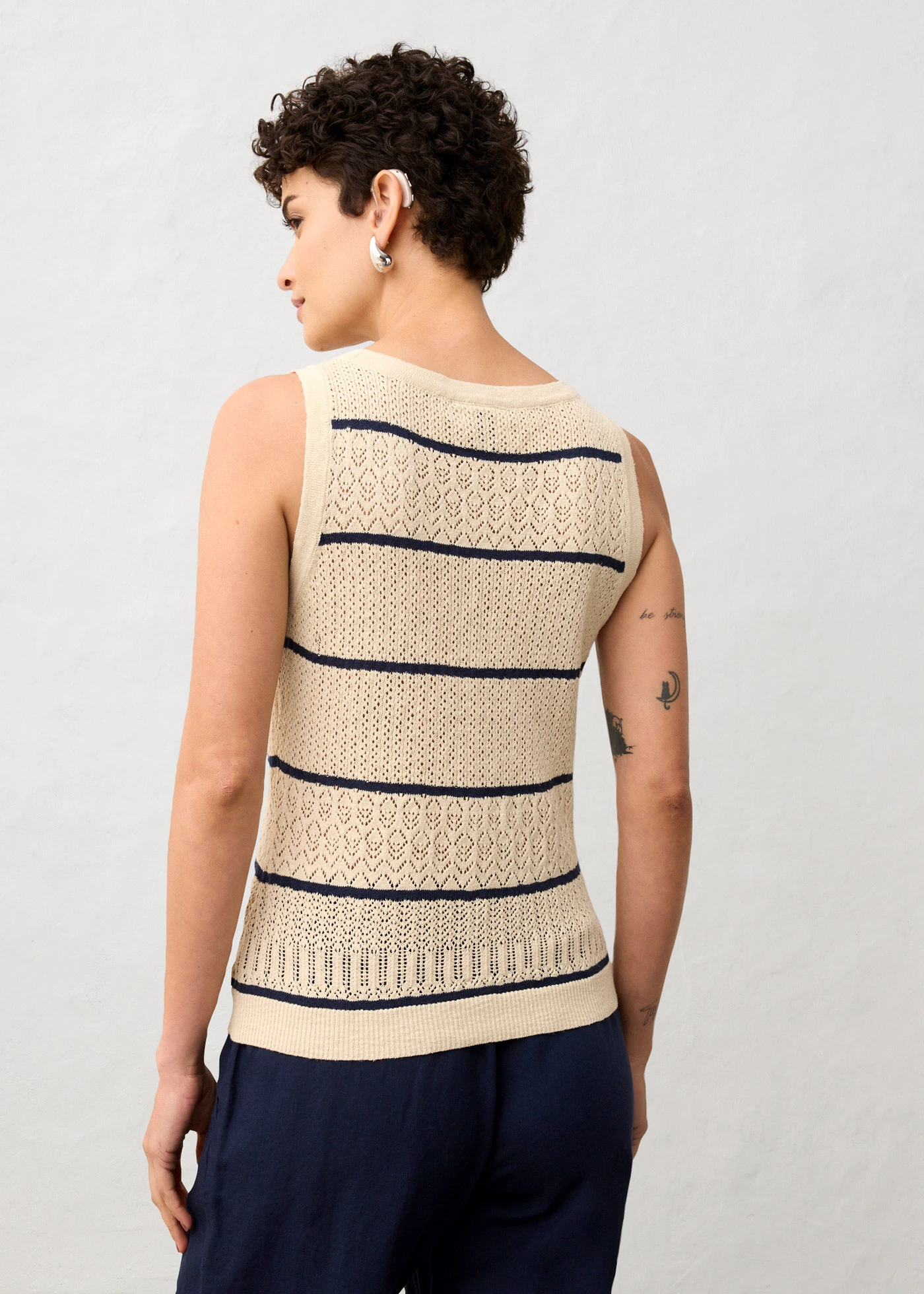 Gilet sans manches en maille ajourée avec lin • sable clair/bleu foncé • Boutique bonprix