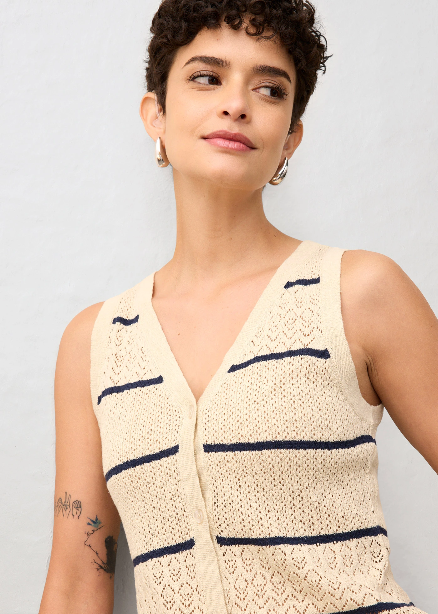 Gilet sans manches en maille ajourée avec lin • sable clair/bleu foncé • Boutique bonprix