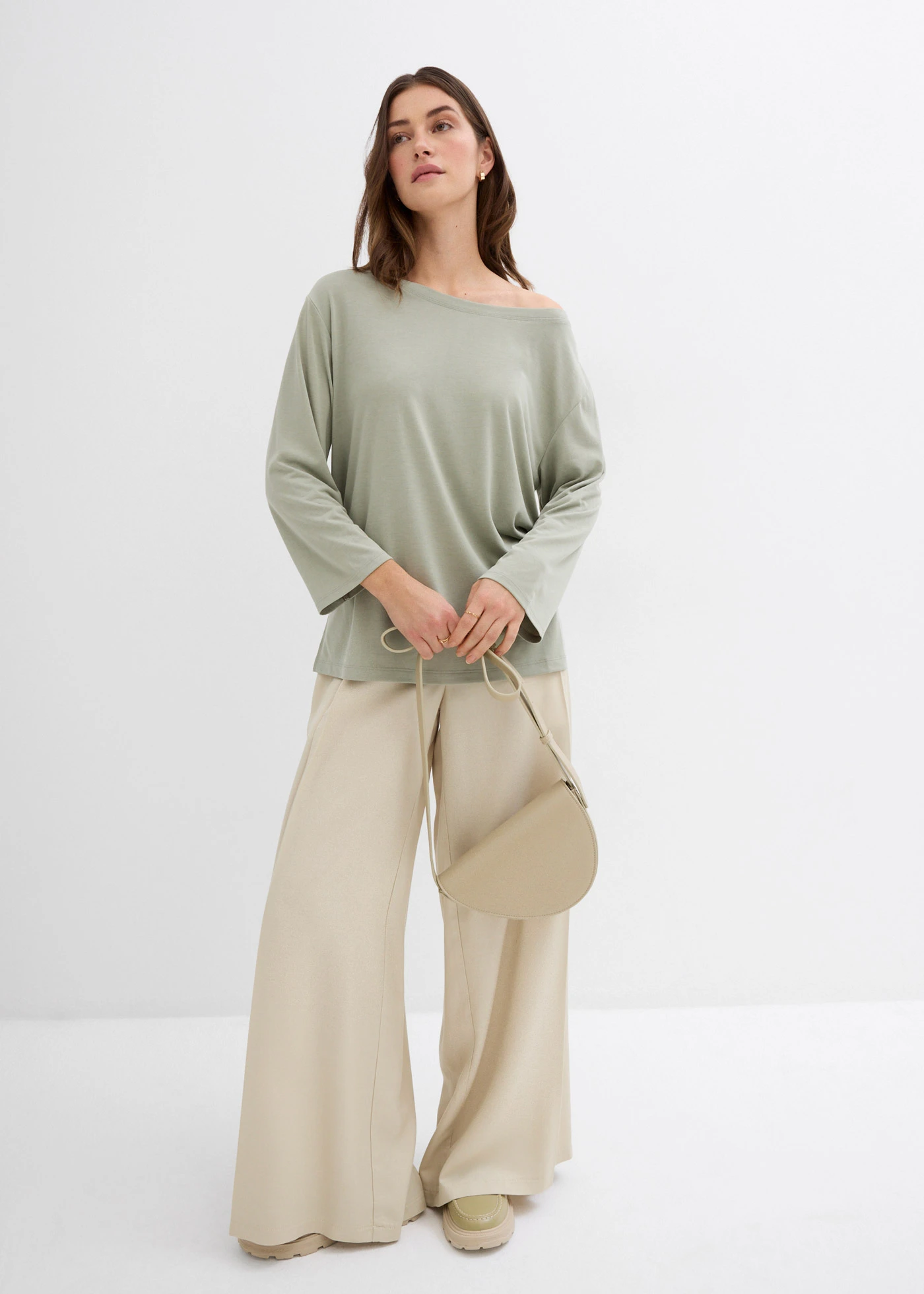 T-shirt épaule dénudée en modal mélangé • gris vert • Boutique bonprix