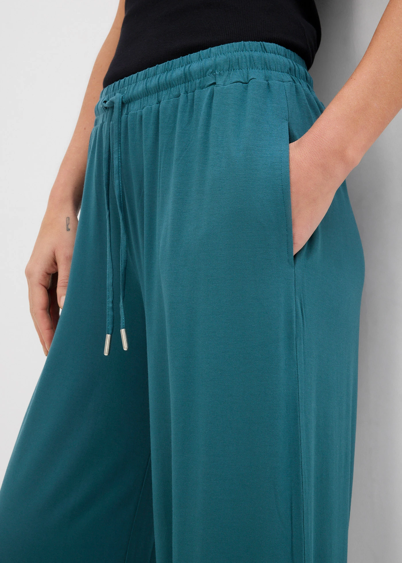 Pantaloni din jerse din viscoză fluidă • verde-piper • magazin bonprix