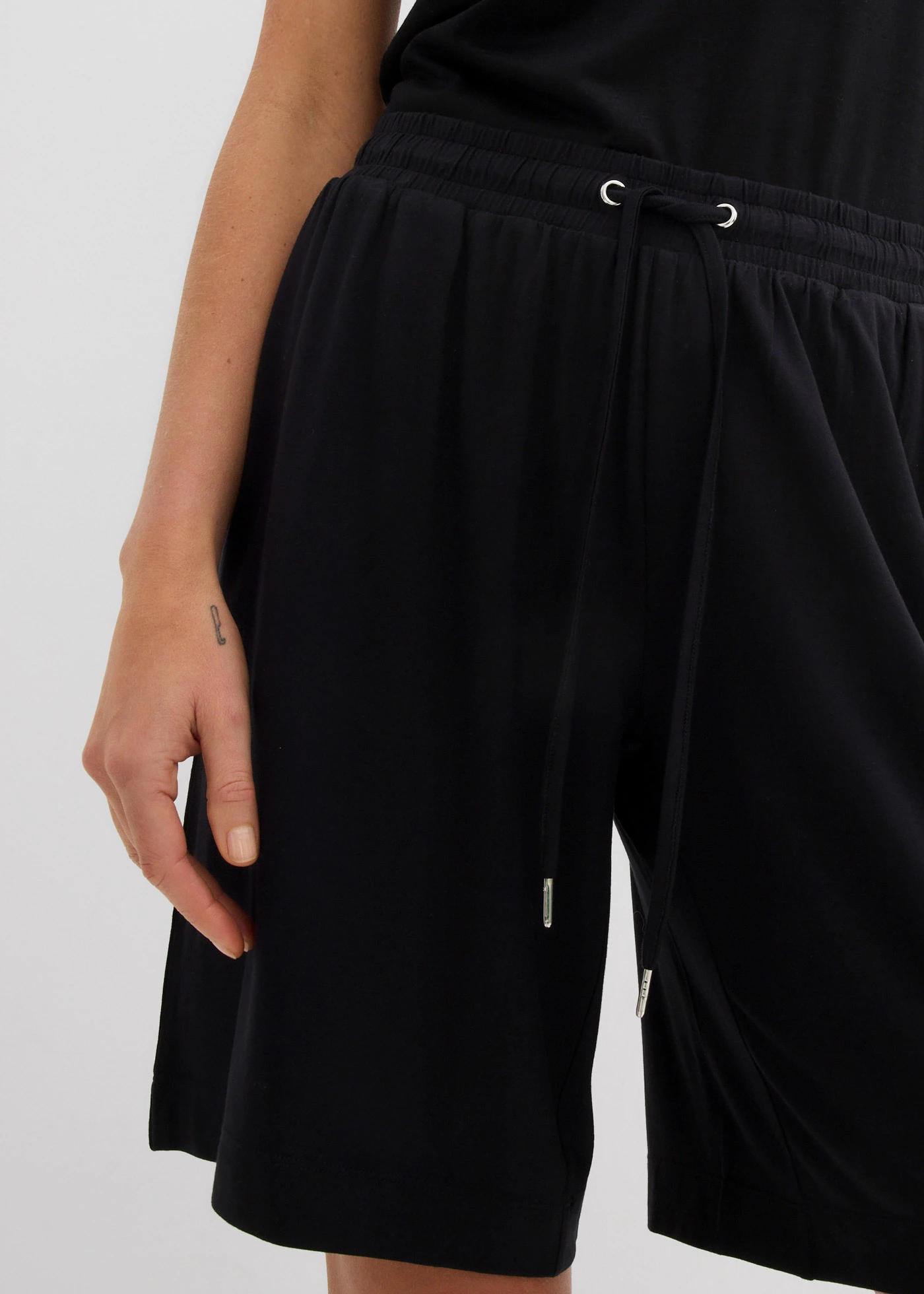 Jersey bermuda van soepele viscose • zwart • bonprix online shop