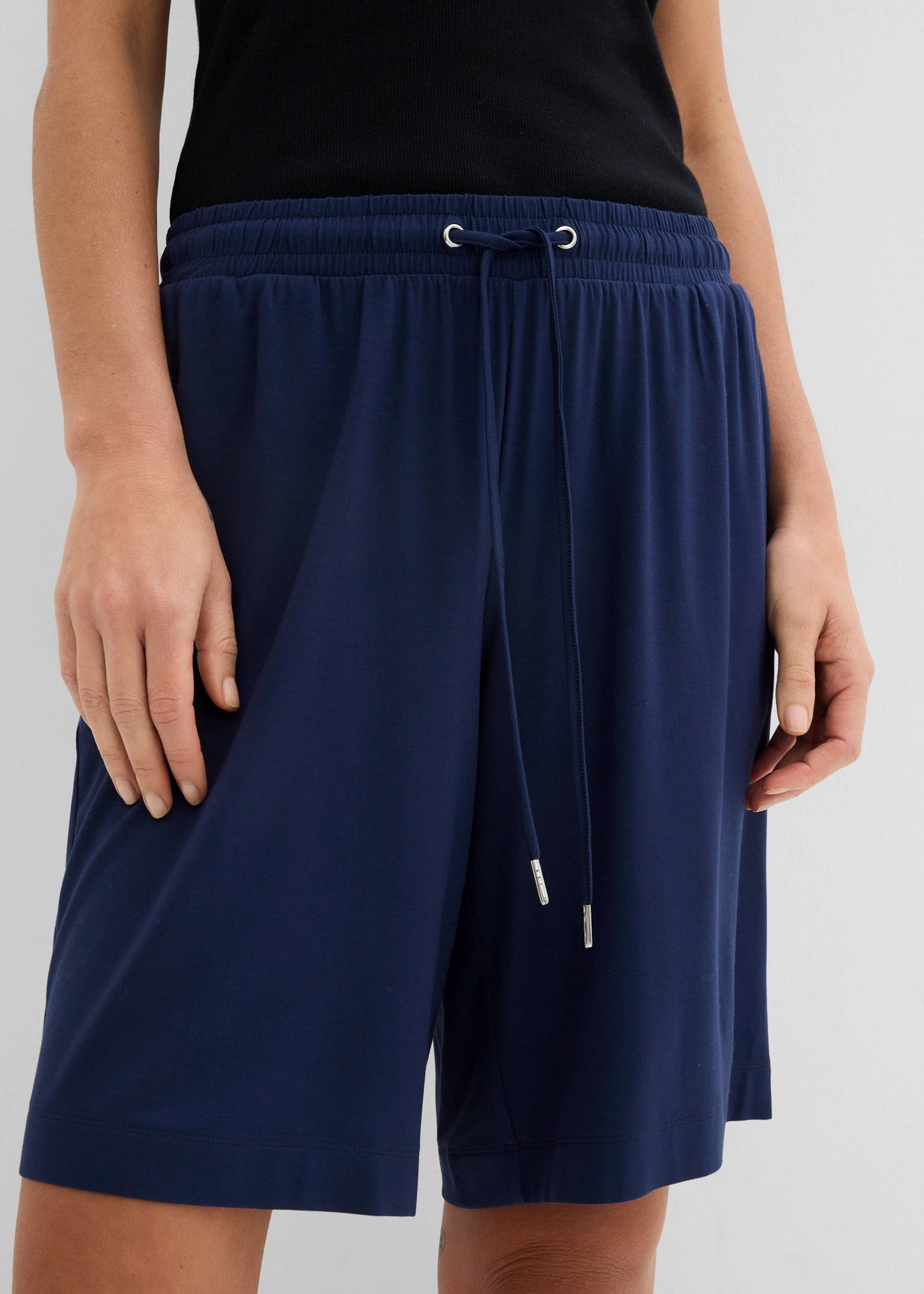 Bermude jerse din viscoză fluidă • bleumarin • magazin bonprix