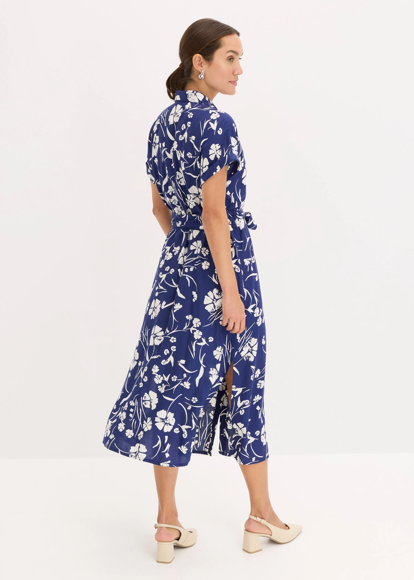 Rochie cu guler de cămașă din viscoză 100% • bleumarin profund/alb floral • magazin bonprix