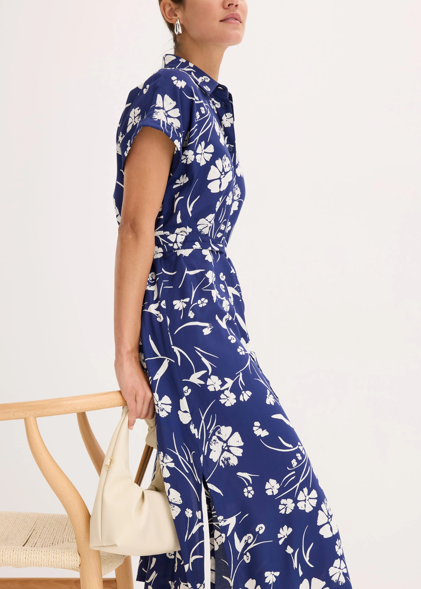 Rochie cu guler de cămașă din viscoză 100% • bleumarin profund/alb floral • magazin bonprix