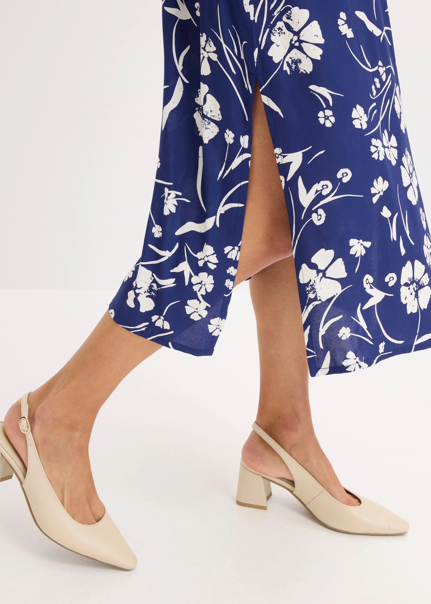 Rochie cu guler de cămașă din viscoză 100% • bleumarin profund/alb floral • magazin bonprix