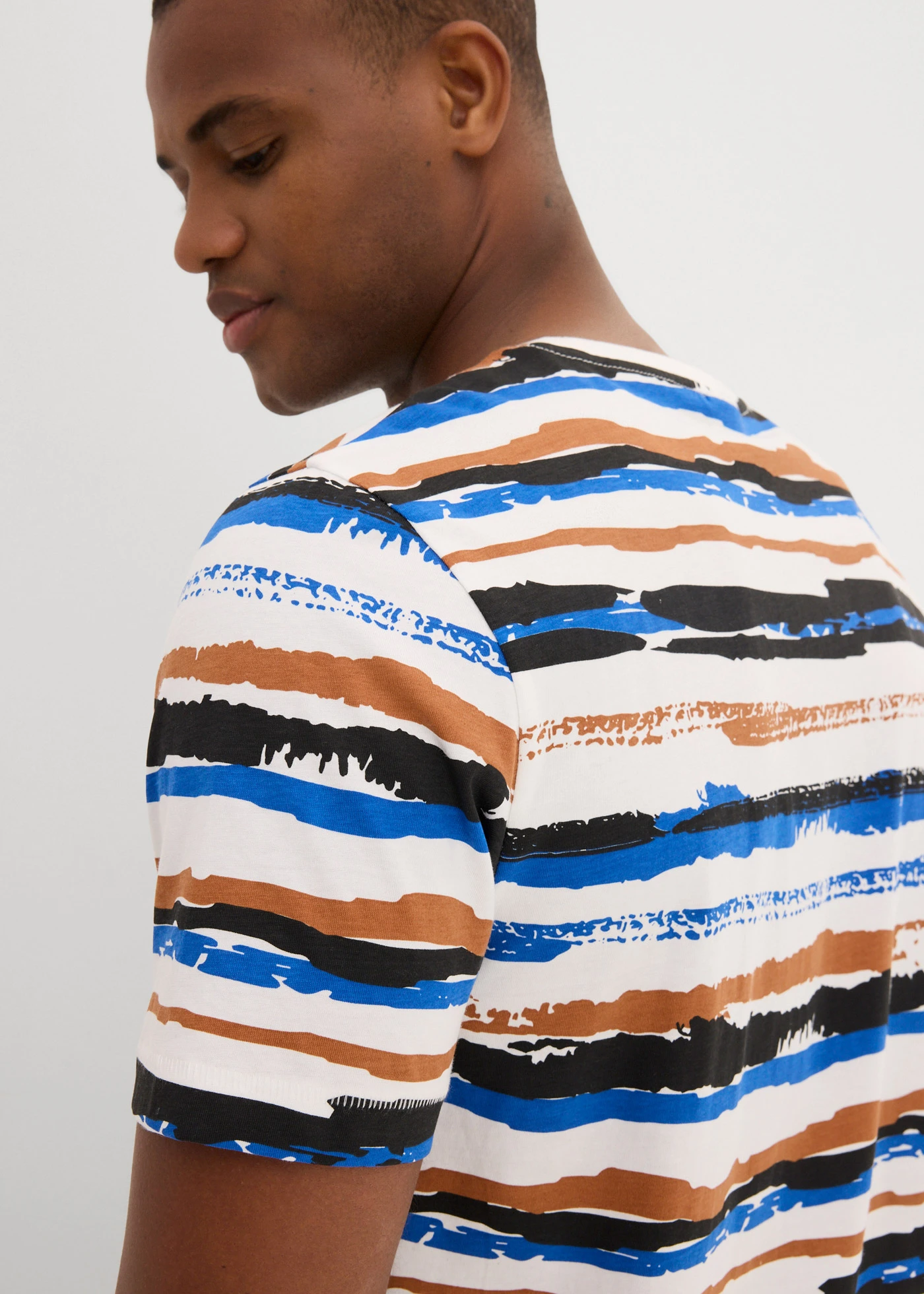 Tričko z organické bavlny • přírodní bílo-kaštanově hnědo-arktická modro-černá  s proužky • bonprix obchod