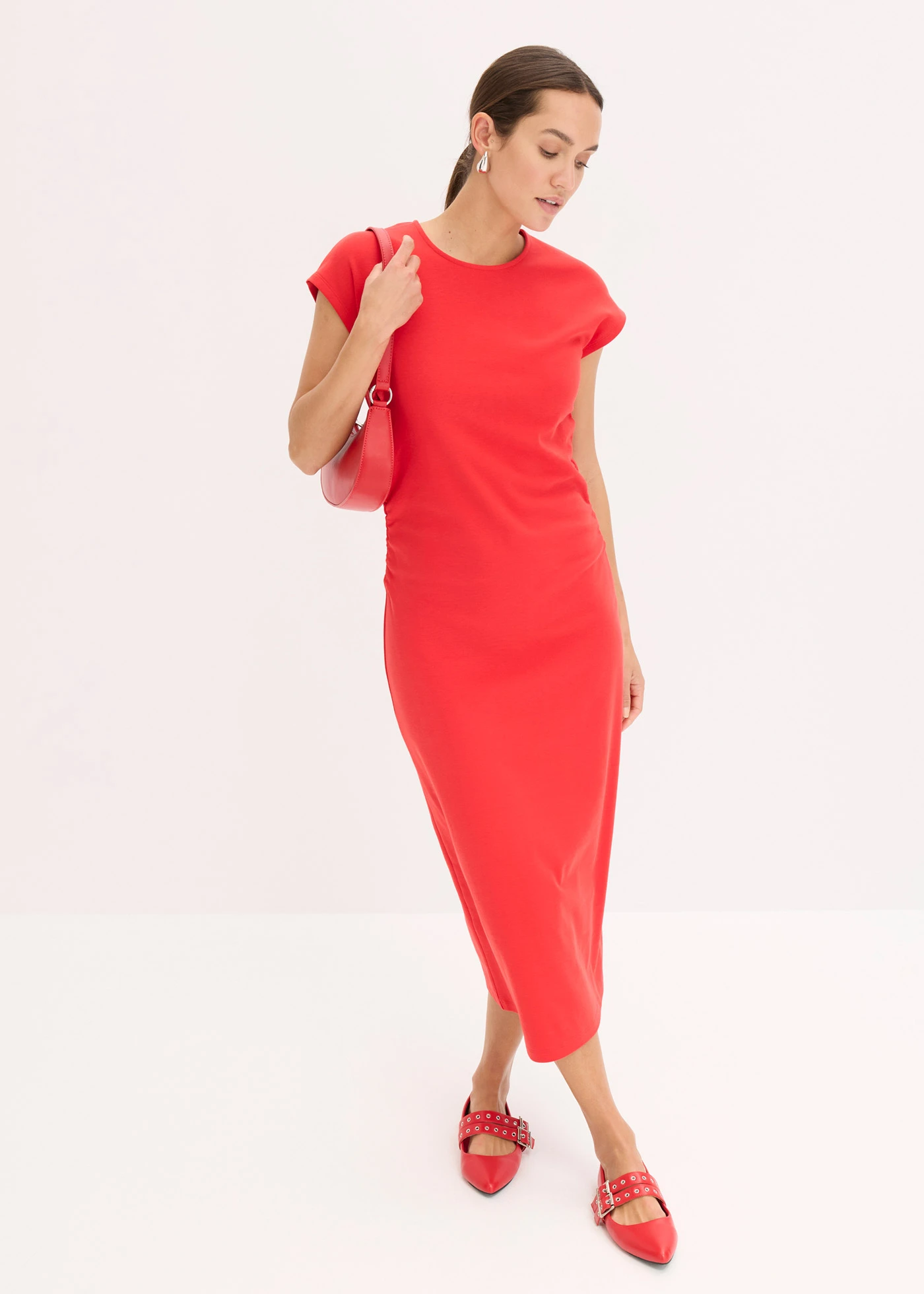 Rochie midi cu talie fronsată • roșu-căpșună • magazin bonprix