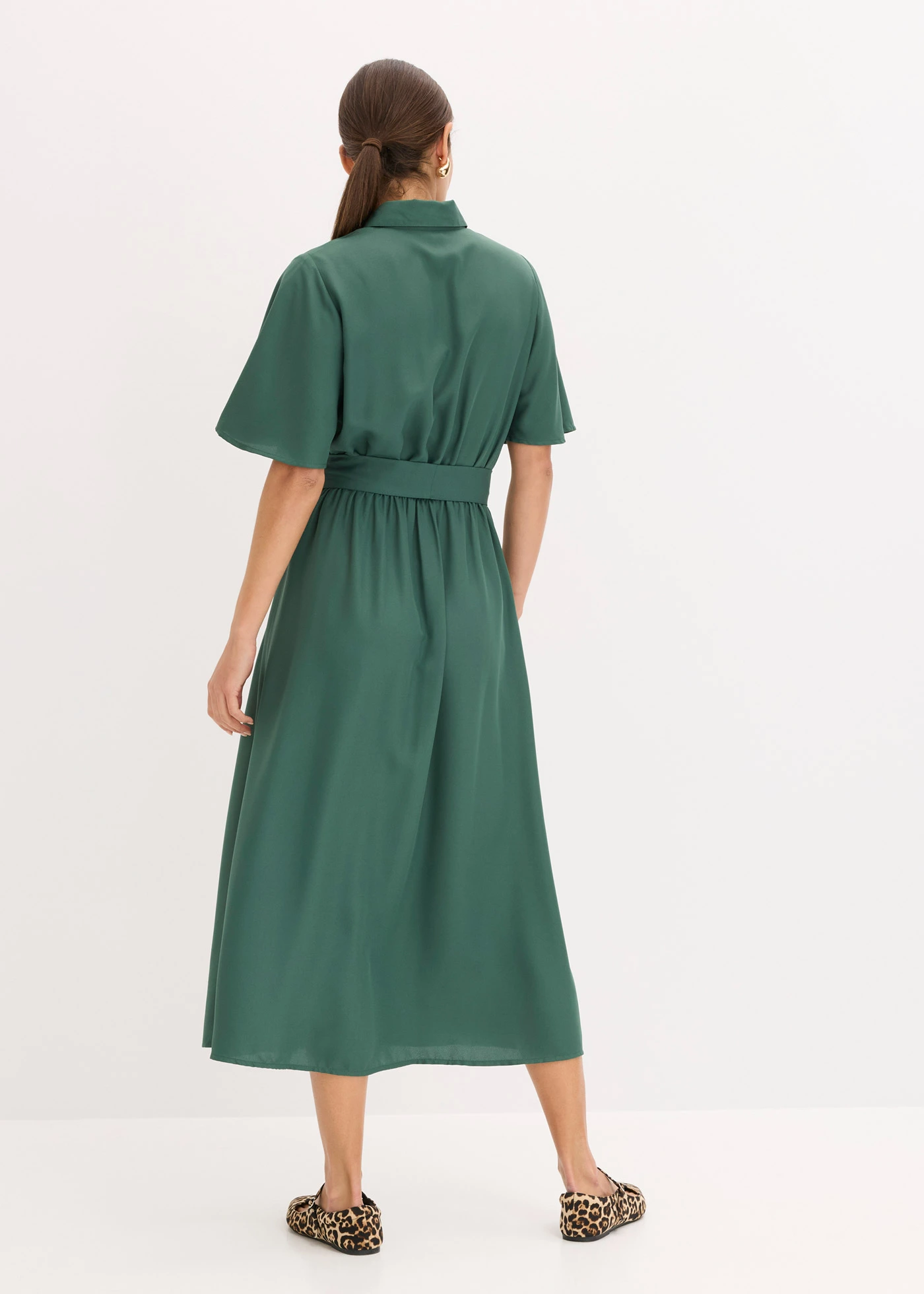 Robe-chemise avec ceinture à nouer • vert feuille • Boutique bonprix