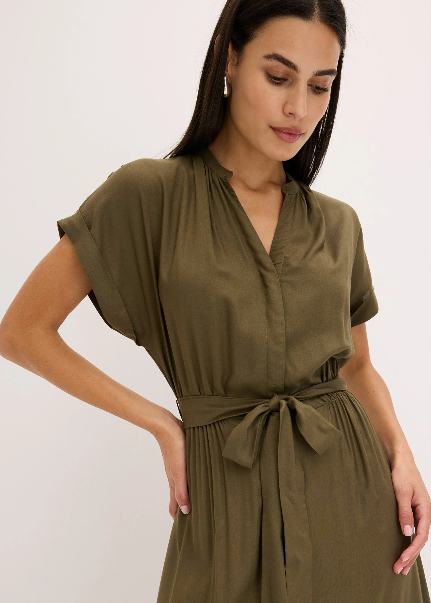 Overhemdjurk van soepelvallende viscose • donkerolijfgroen • bonprix online shop