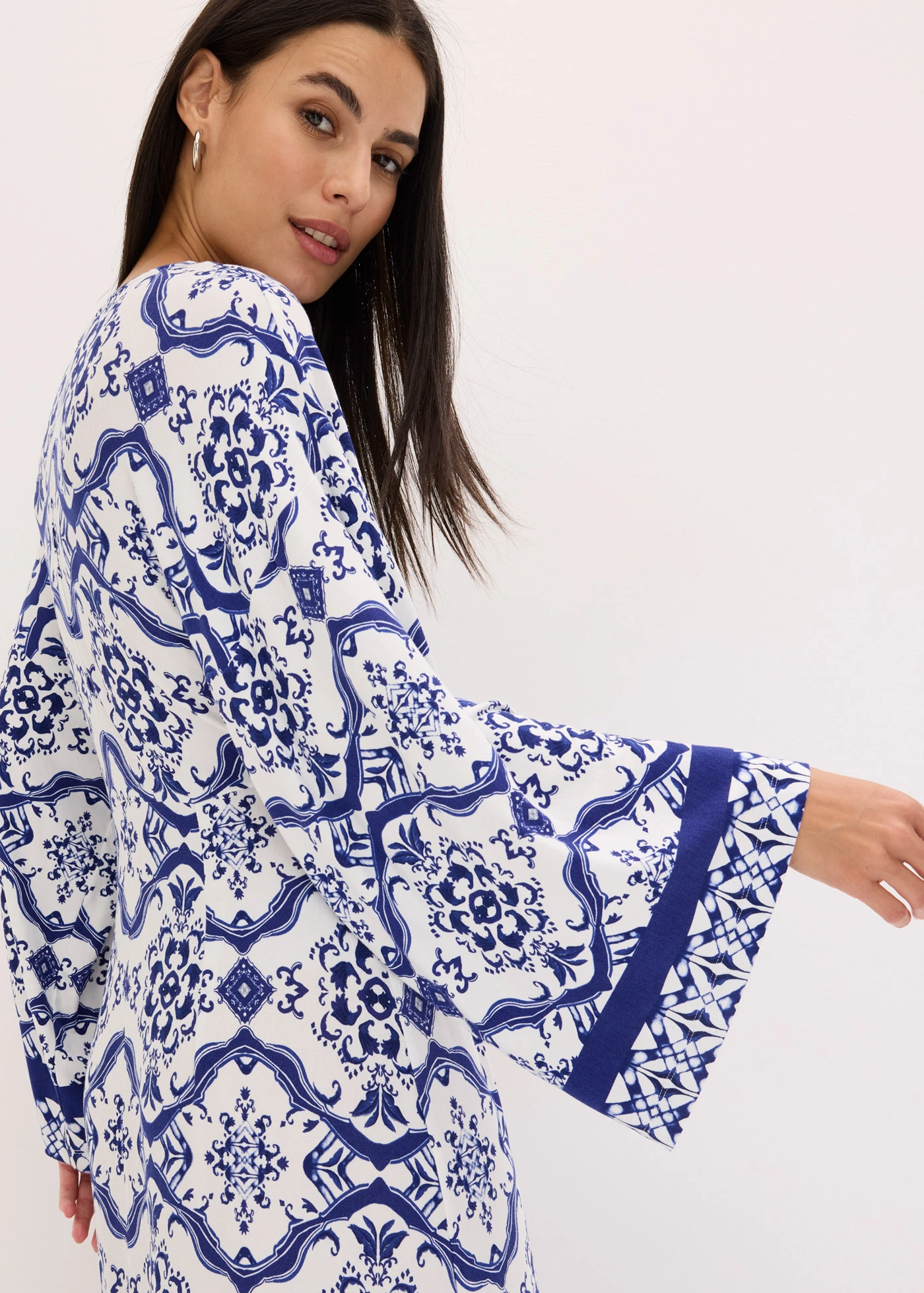 Rochie maxi din amestec moale cu viscoză • alb-albastru cu imprimeu • magazin bonprix