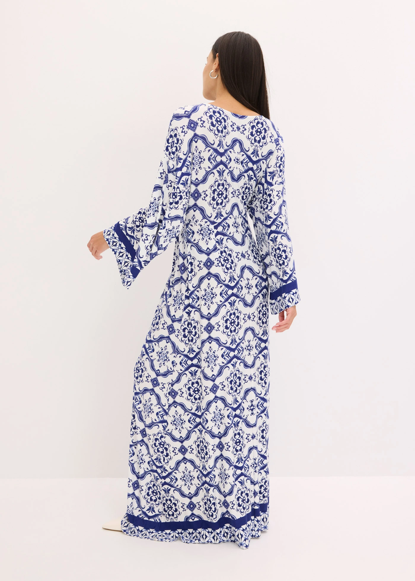 Rochie maxi din amestec moale cu viscoză • alb-albastru cu imprimeu • magazin bonprix