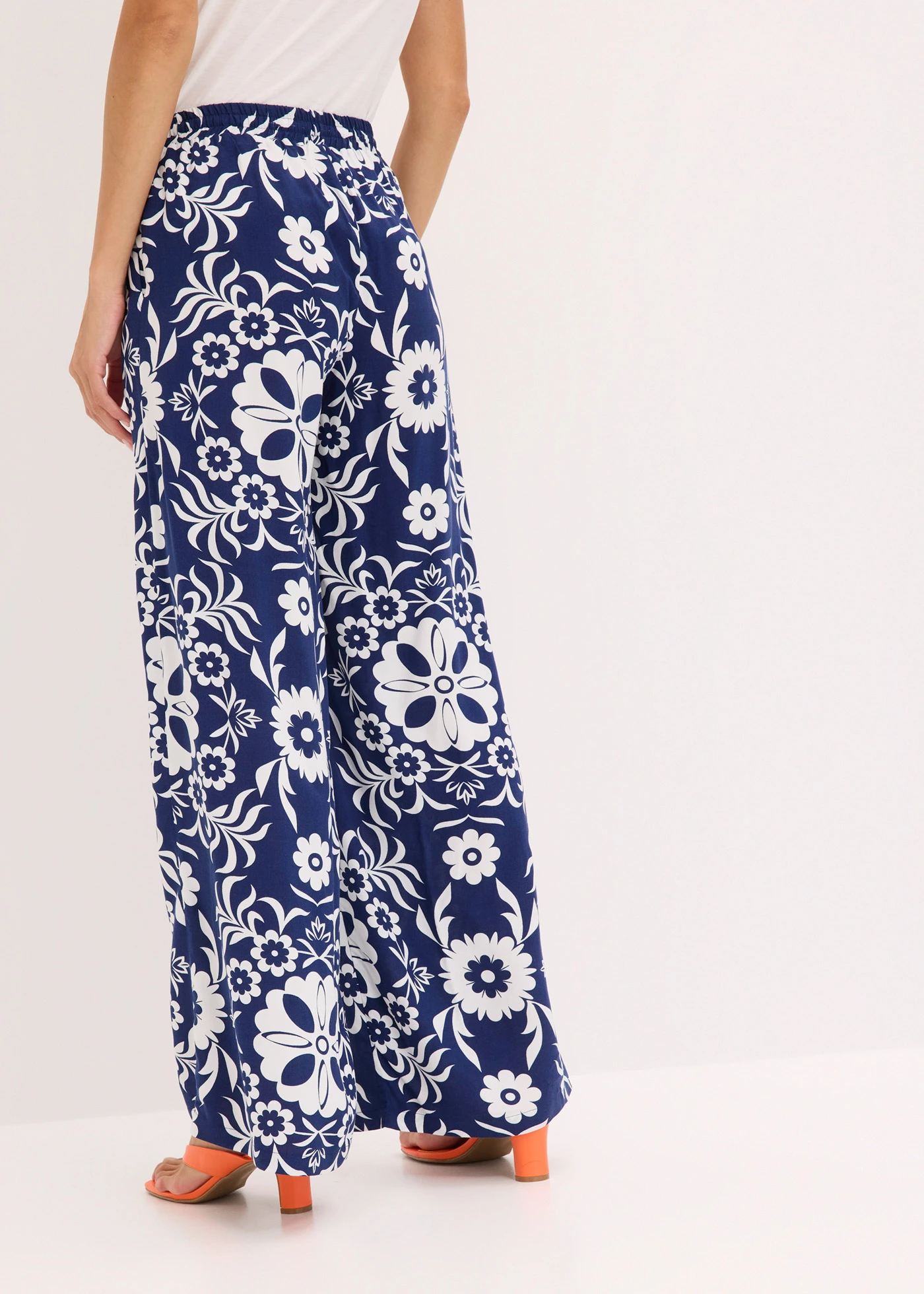 Kalhoty Marlene ze splývavé viskózy • intenzivní modro-přírodní bílá s potiskem • bonprix obchod