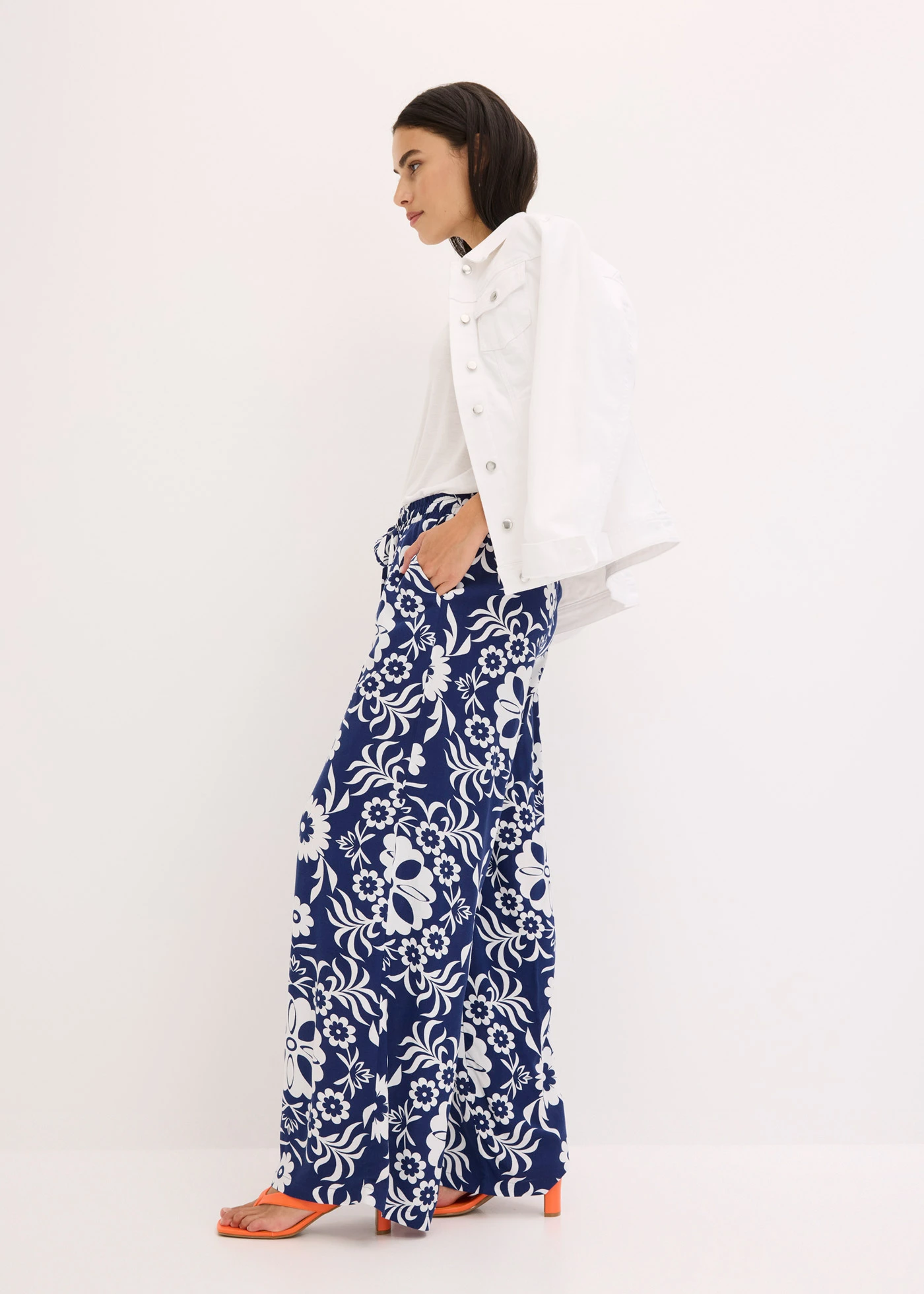 Kalhoty Marlene ze splývavé viskózy • intenzivní modro-přírodní bílá s potiskem • bonprix obchod