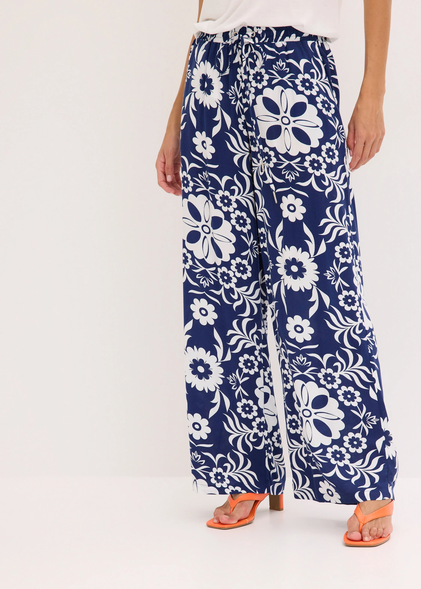 Kalhoty Marlene ze splývavé viskózy • intenzivní modro-přírodní bílá s potiskem • bonprix obchod