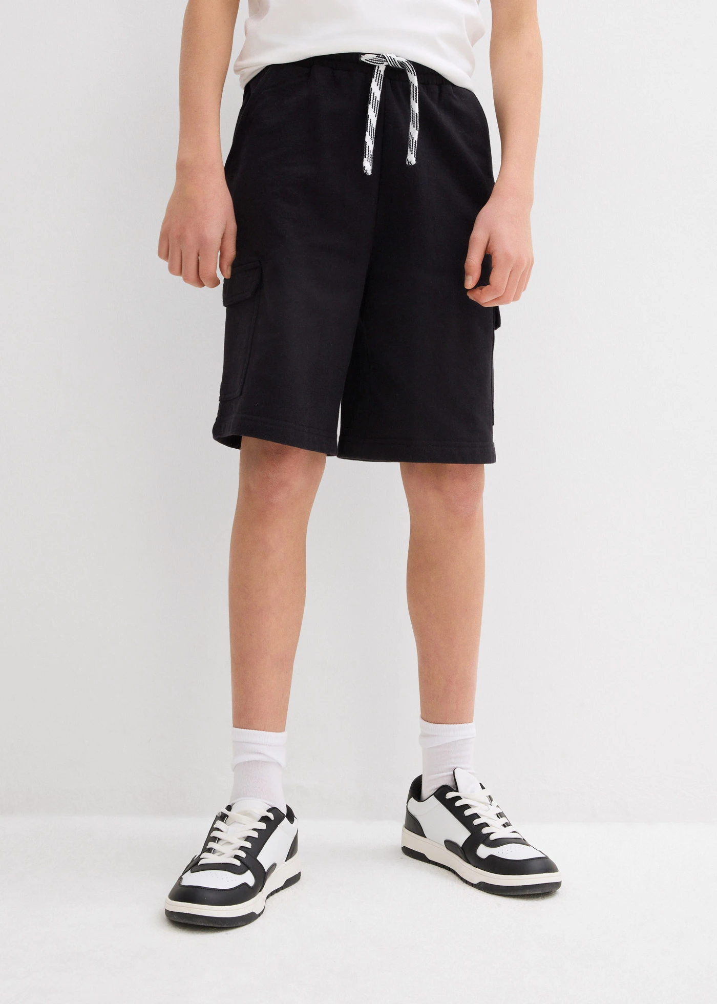 Szabadidős bermuda cargo zseekkel és tiszta bio-pamutból • fekete • bonprix áruház