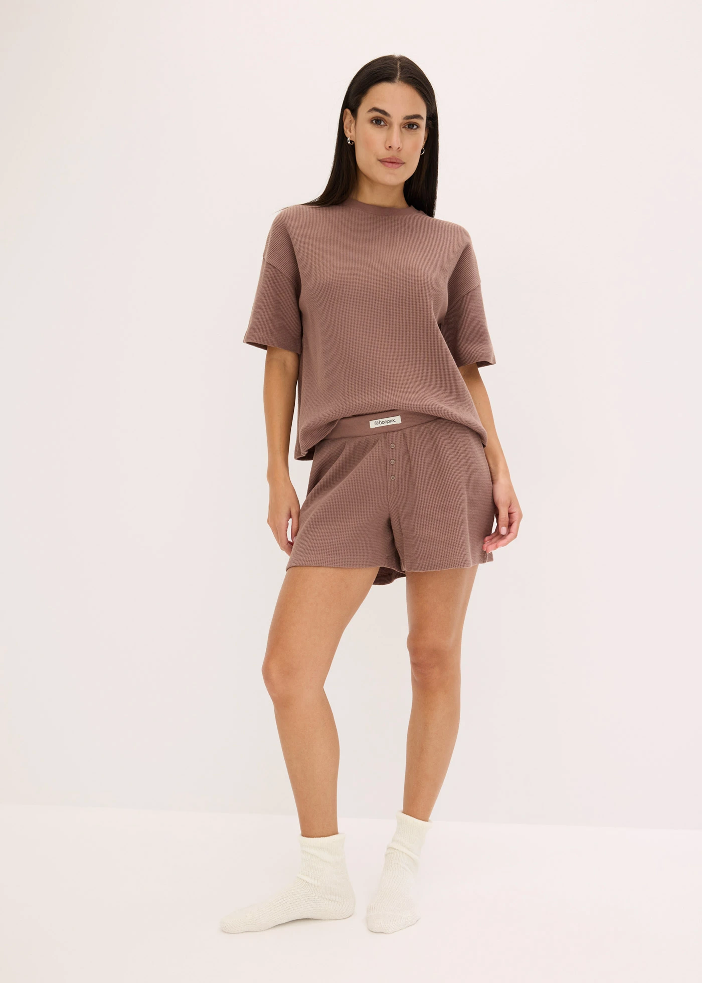 Costum de casă cu pantaloni scurți din jerse gofrat • maro mat • magazin bonprix