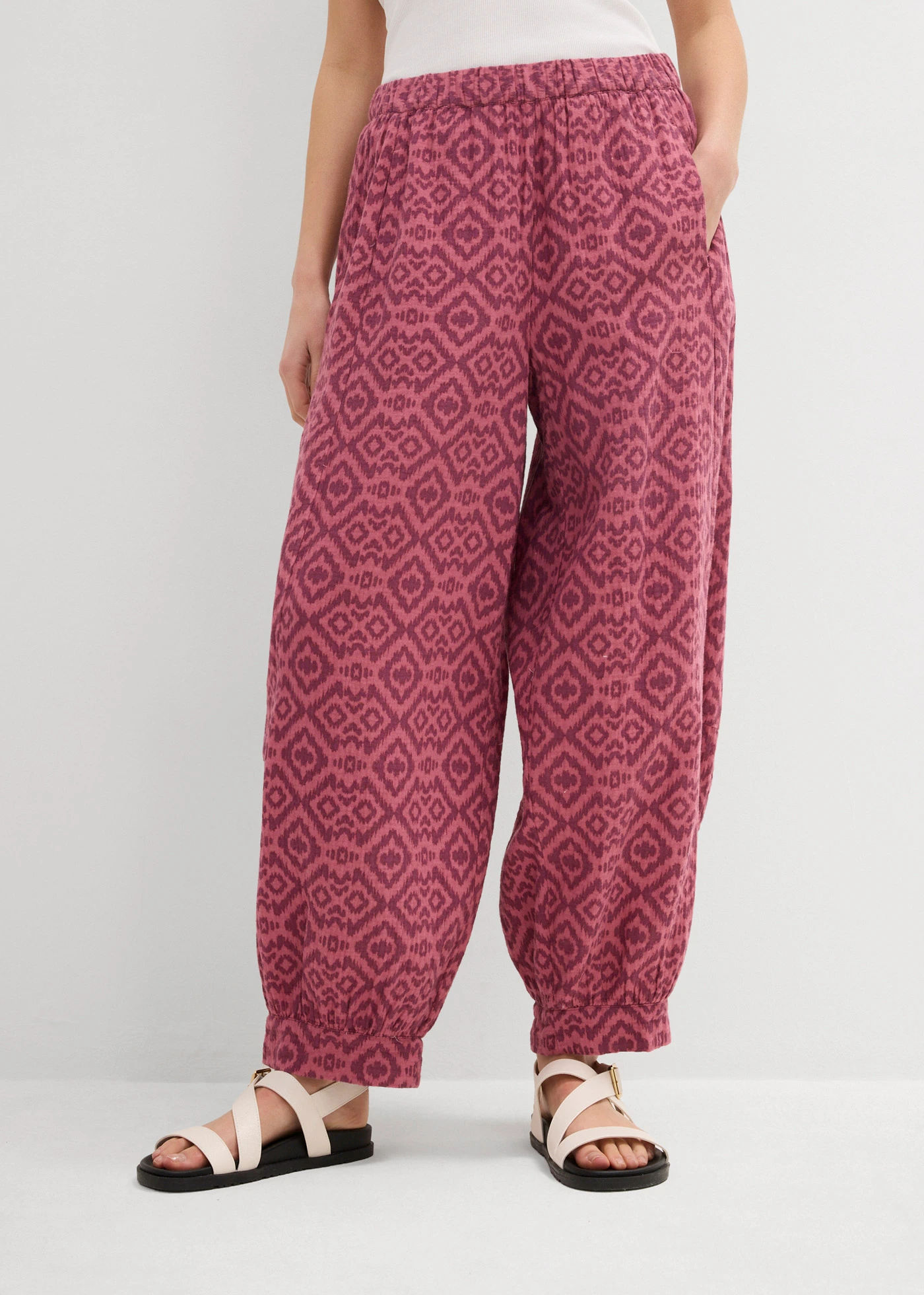 Pantalon sarouel 100% coton • prune mat/sorbet fruits rouges graphique • Boutique bonprix