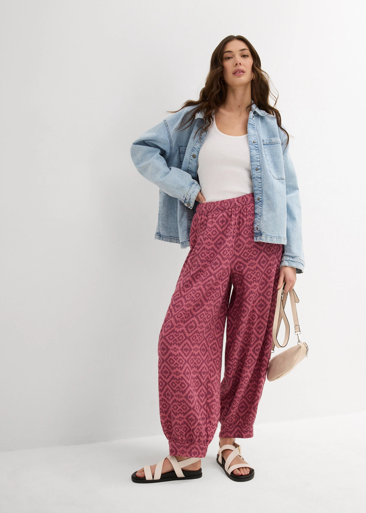 Pantalon sarouel 100% coton • prune mat/sorbet fruits rouges graphique • Boutique bonprix