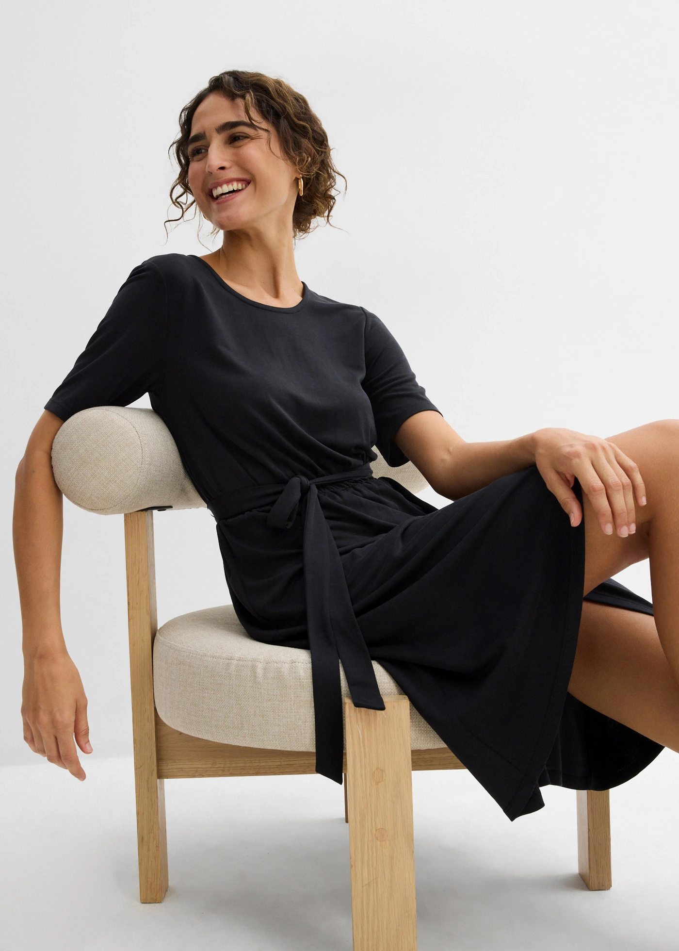 Přiléhavé žerzejové šaty z měkké viskózové směsi • černá • bonprix obchod