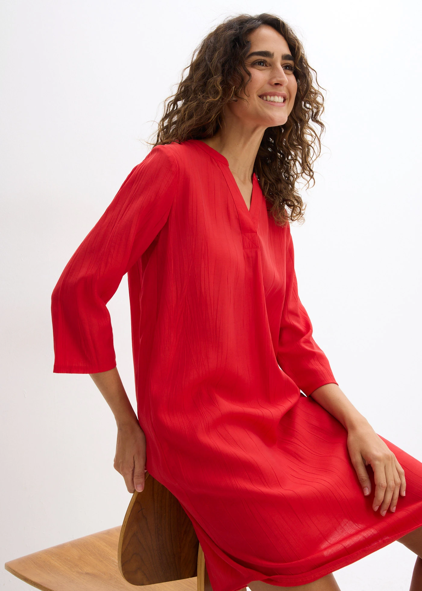 Robe-tunique texturée en viscose majoritaire • fraise • Boutique bonprix