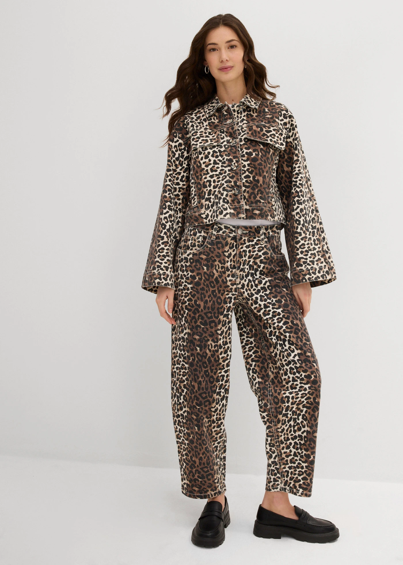 Pantalon en twill de coton extensible • naturel-noir-cognac foncé imprimé léopard • Boutique bonprix